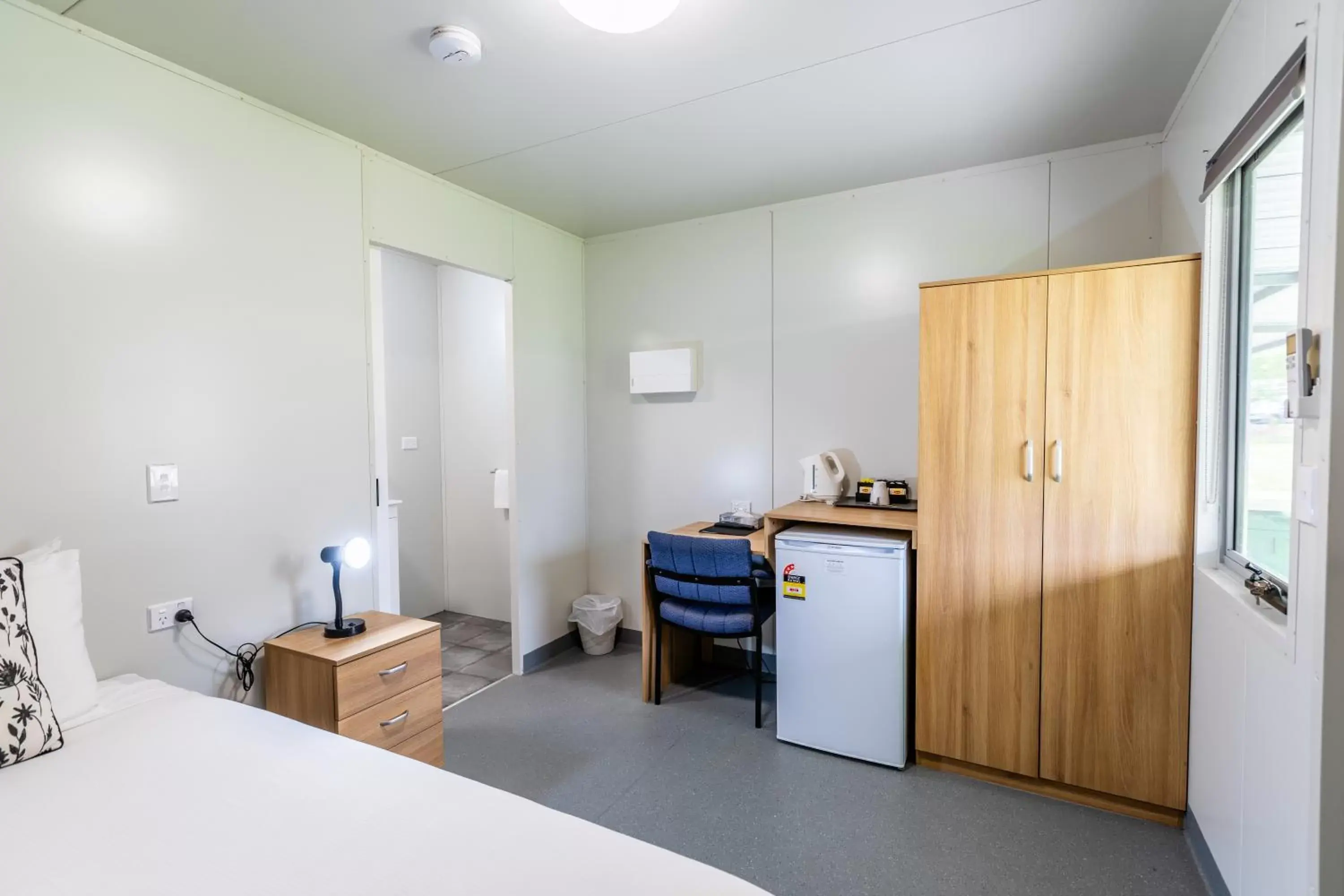 Property building, Kitchen/Kitchenette in Manjimup Kingsley Motel