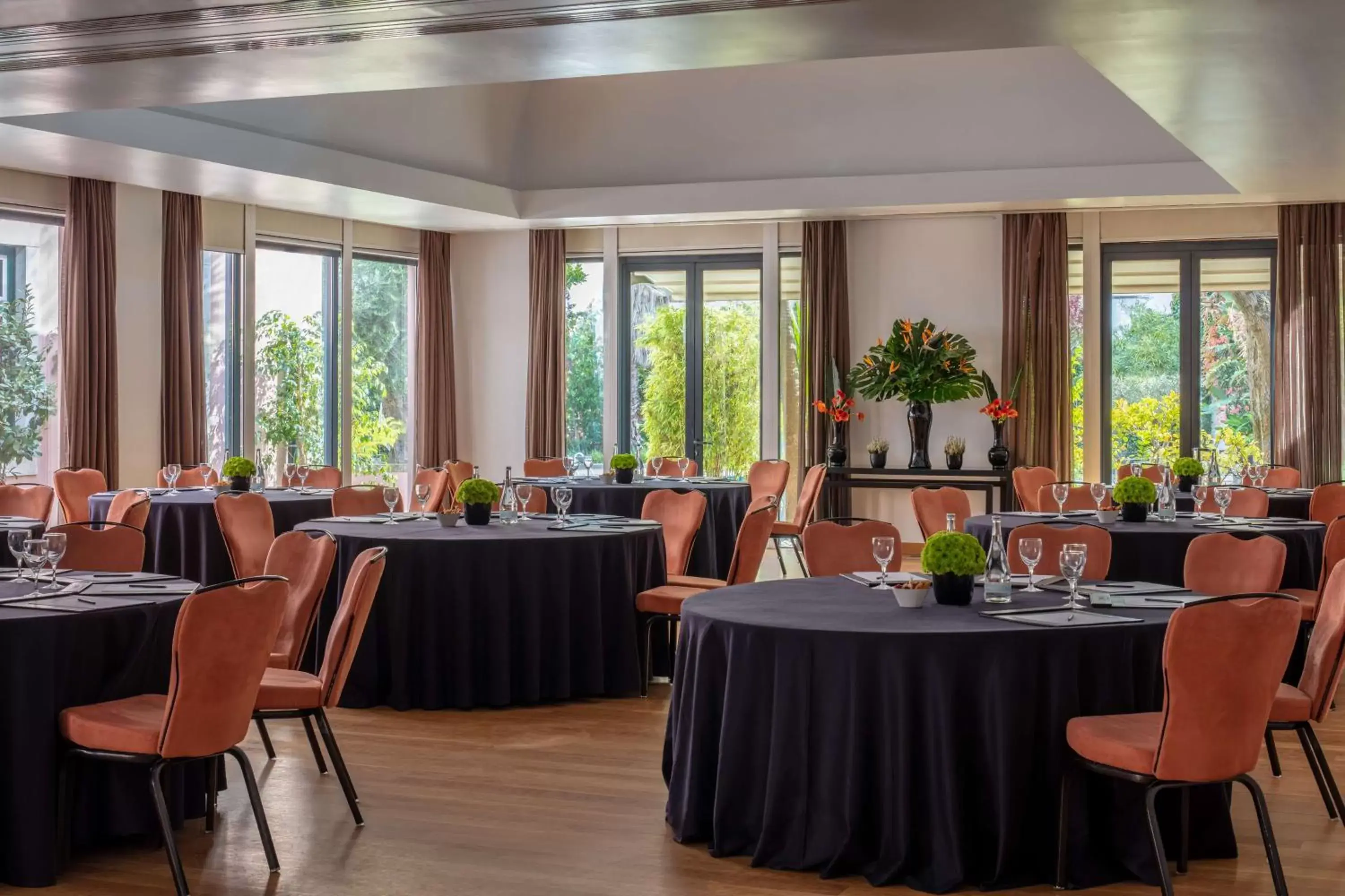 Meeting/conference room, Restaurant/Places to Eat in Tivoli Avenida Liberdade Lisboa – A Leading Hotel of the World