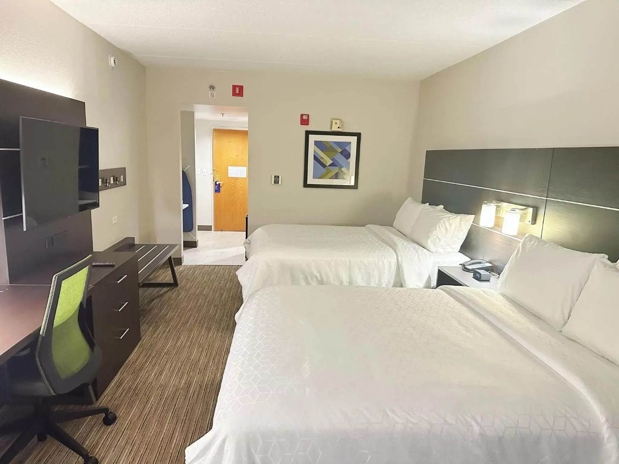 Bed, TV/Entertainment Center in Holiday Inn Express & Suites - Prospect Heights, an IHG Hotel