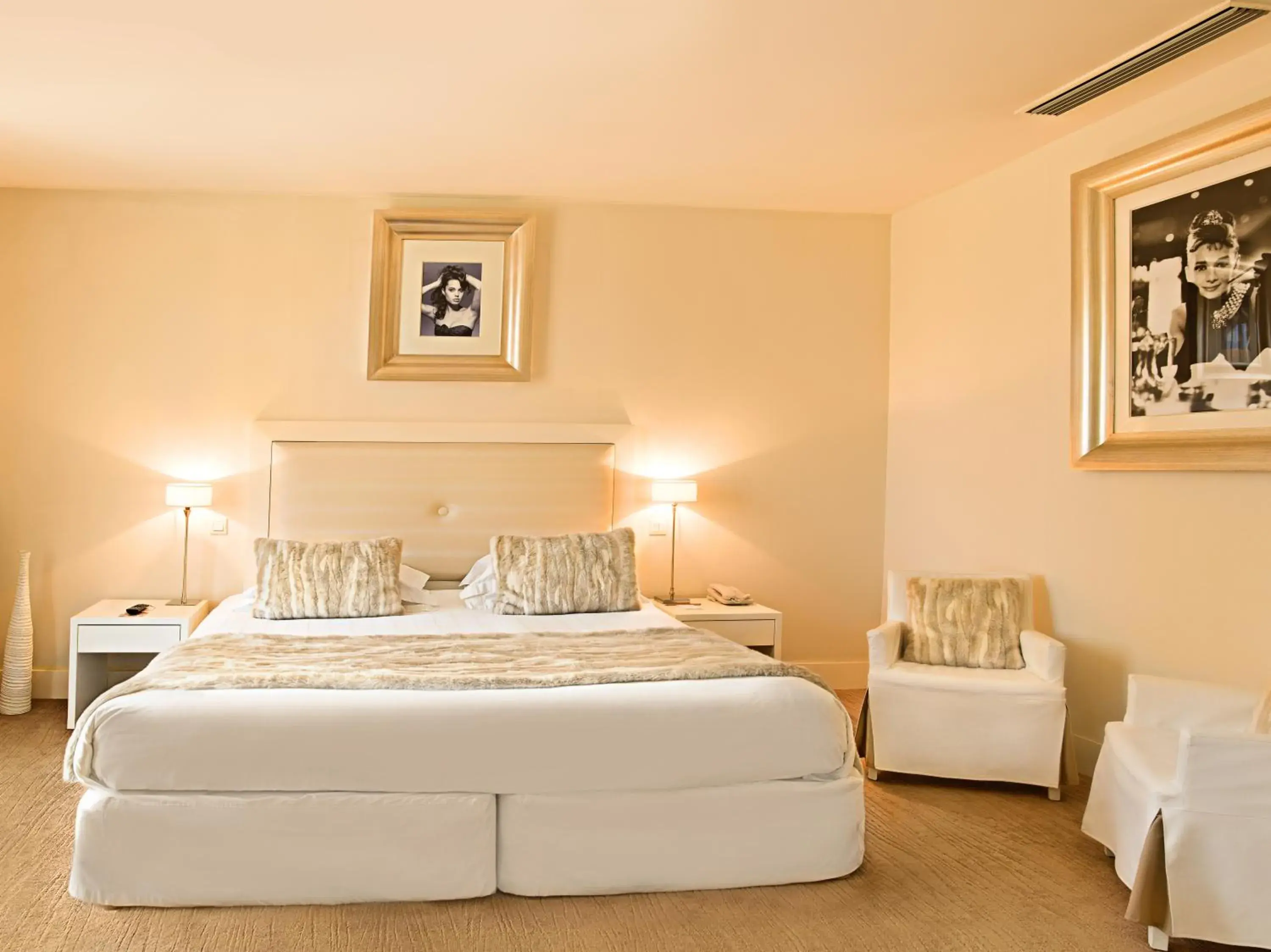 Bed in Hotel Renoir