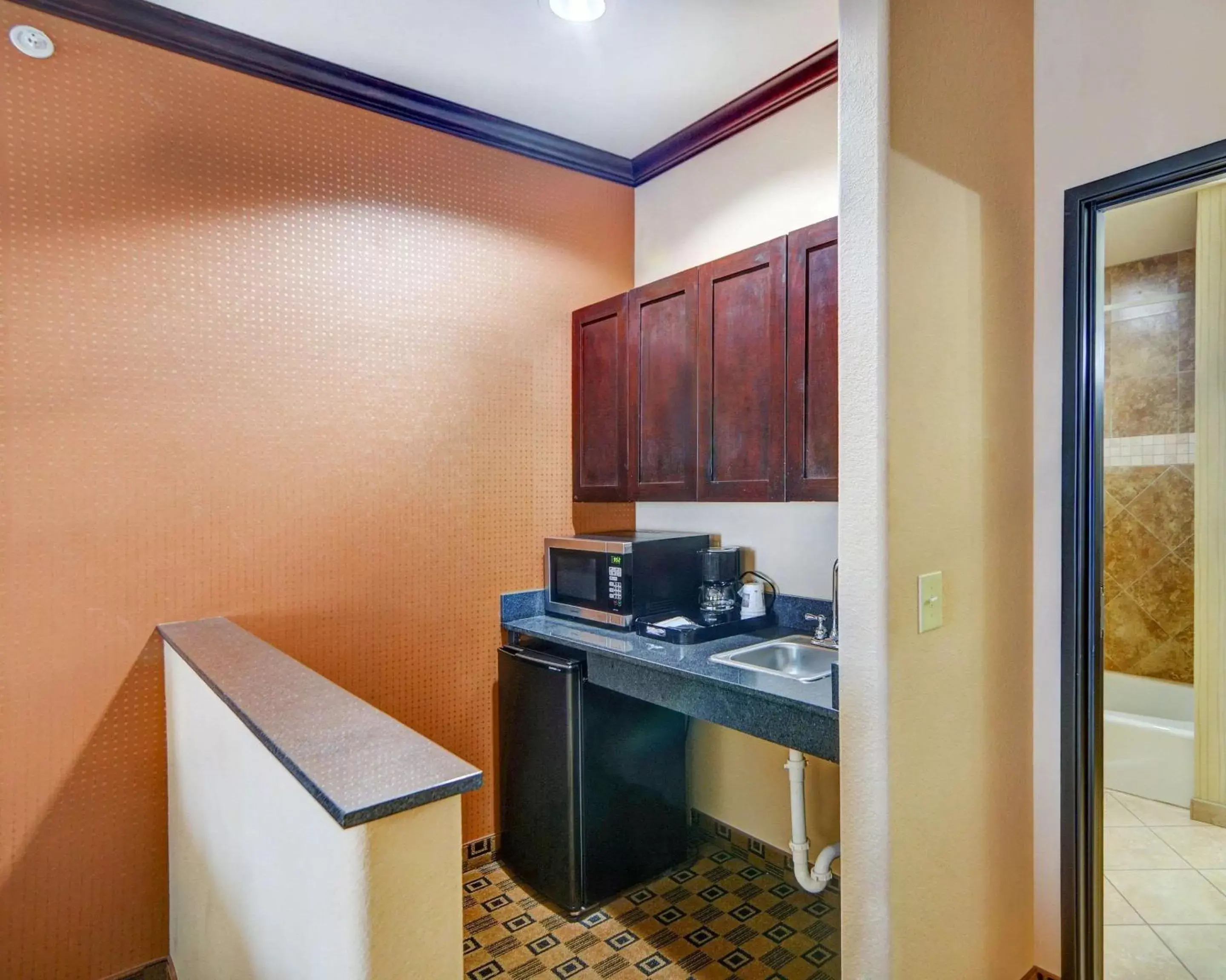 Photo of the whole room, TV/Entertainment Center in Comfort Suites Kilgore