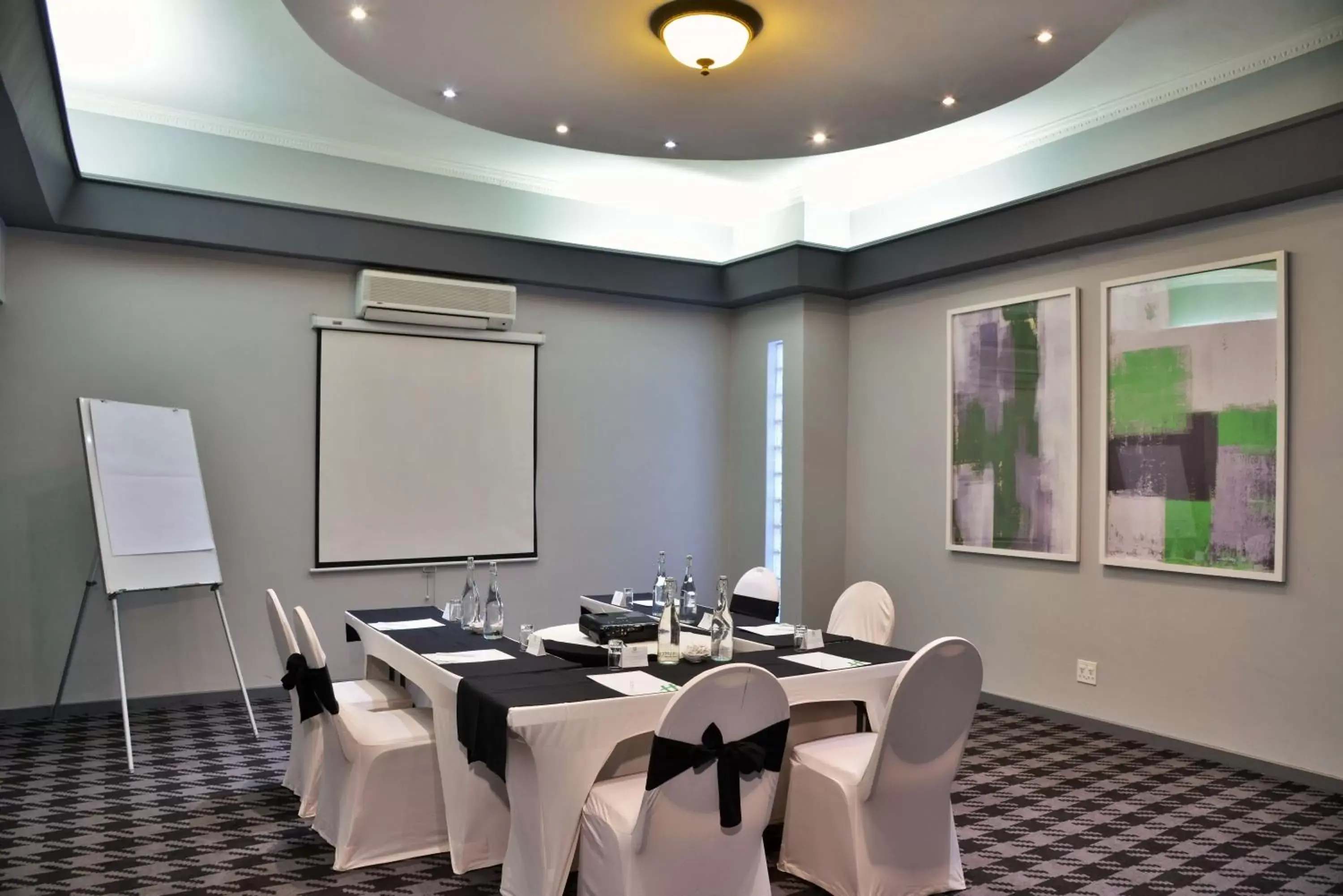 Meeting/conference room in Holiday Inn Johannesburg Airport, an IHG Hotel