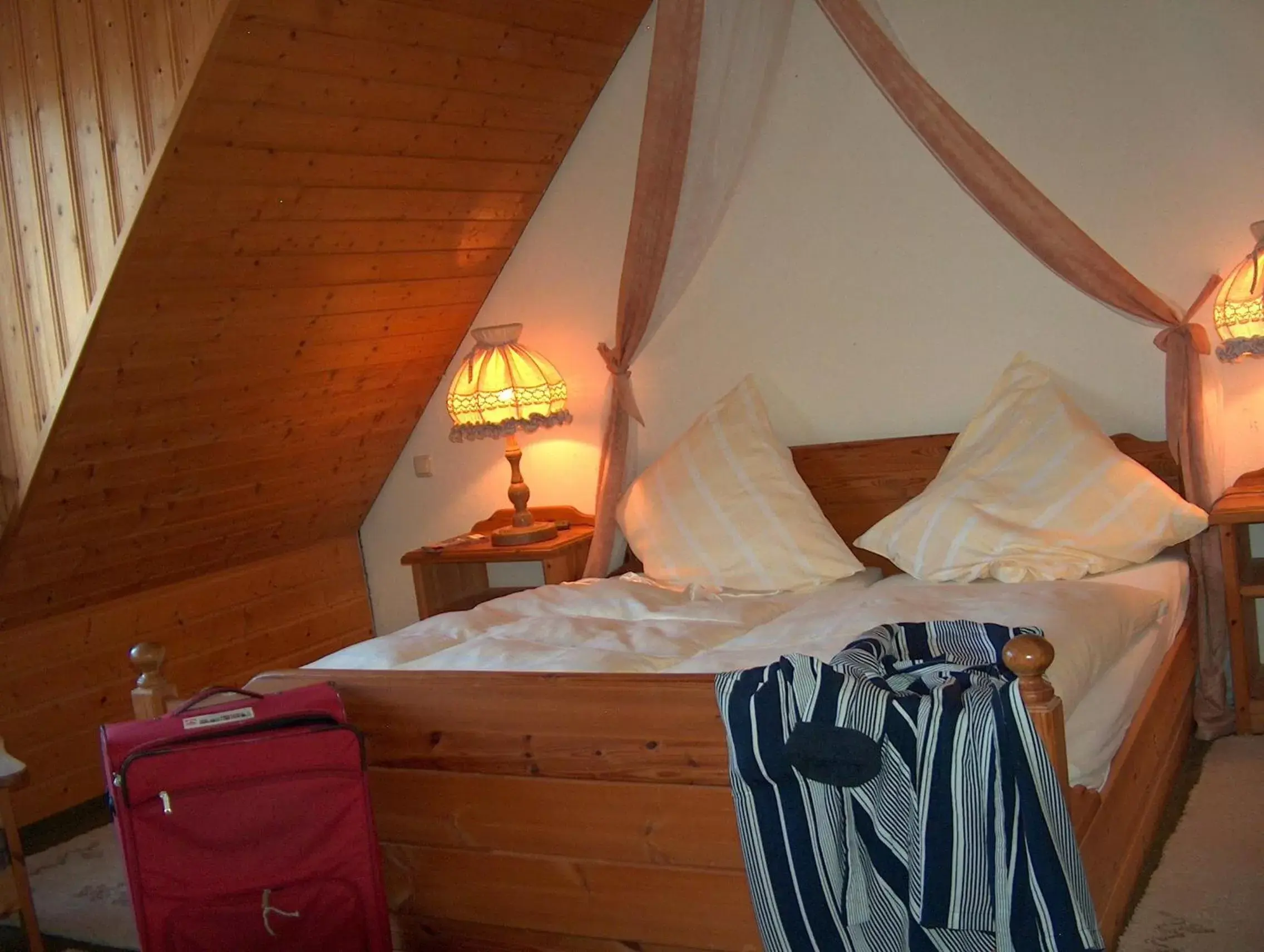 Photo of the whole room, Bed in Akzent Hotel Zur Wasserburg - Hotel Garni bed & breakfast