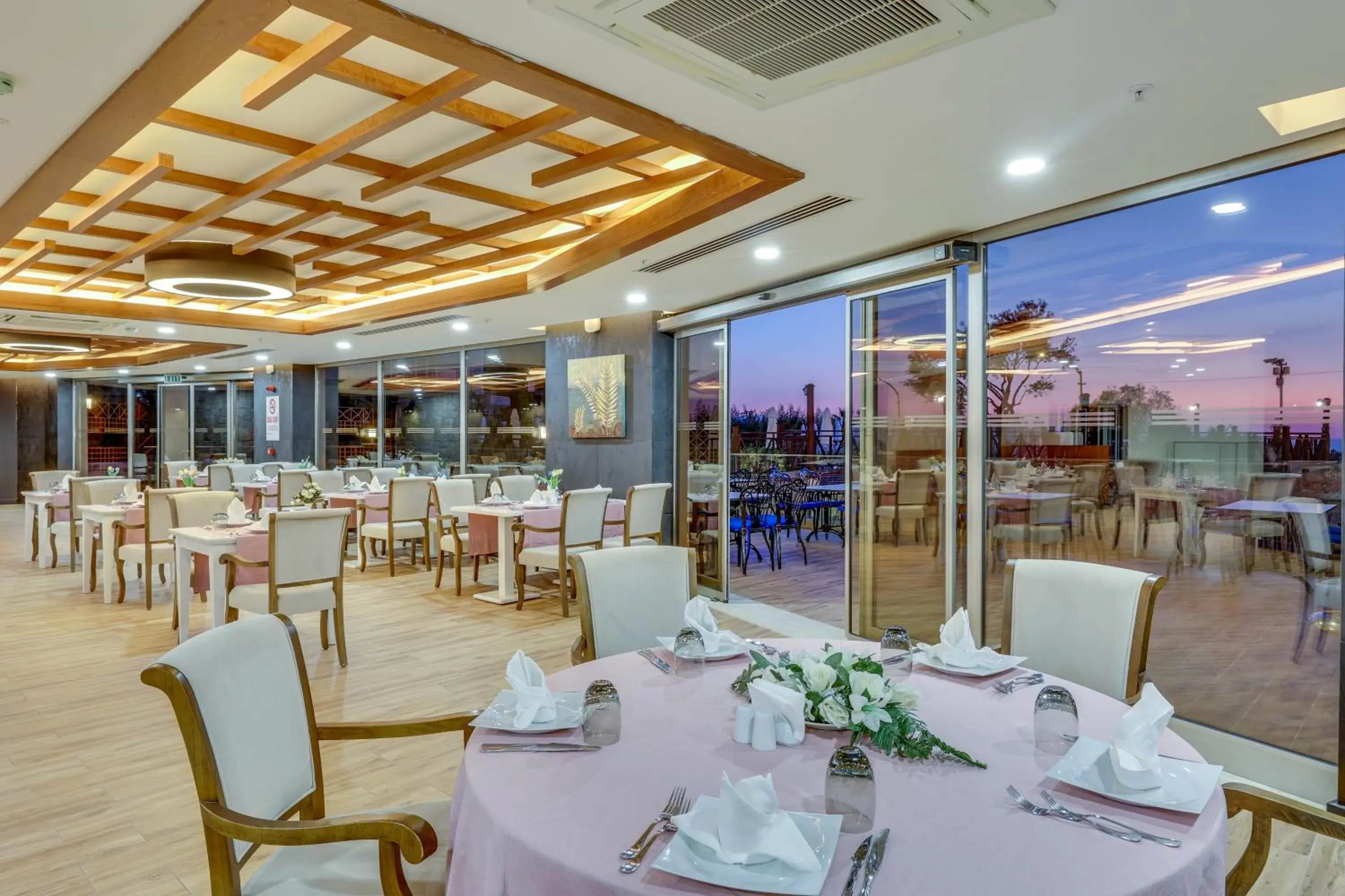 Restaurant/Places to Eat in Ramada Hotel & Suites by Wyndham Kusadasi