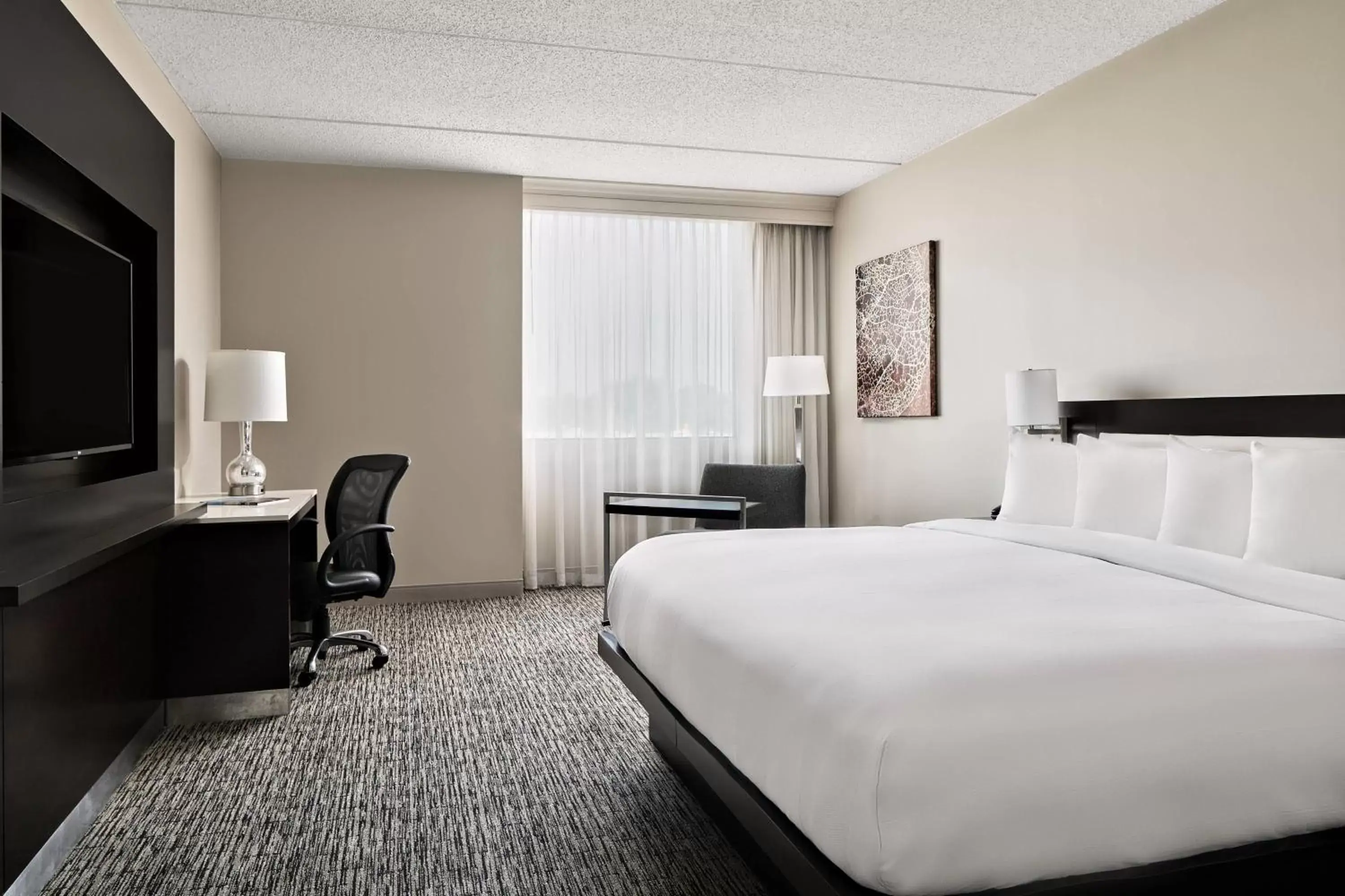 Photo of the whole room, Bed in Cleveland Marriott East