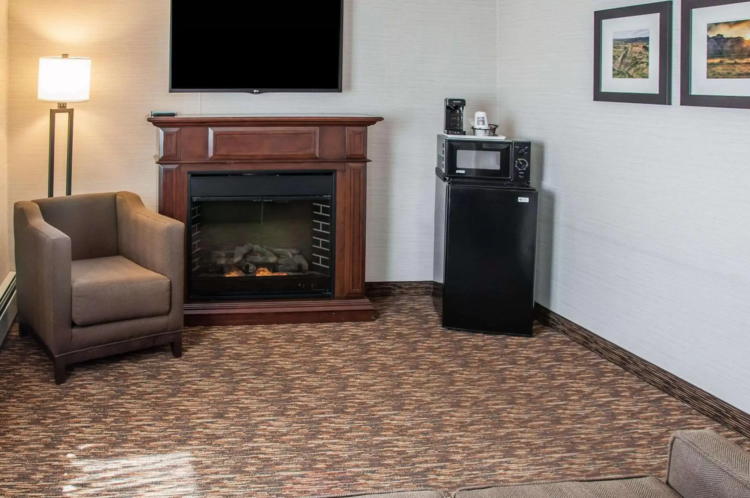 Photo of the whole room, TV/Entertainment Center in Comfort Inn Dickinson