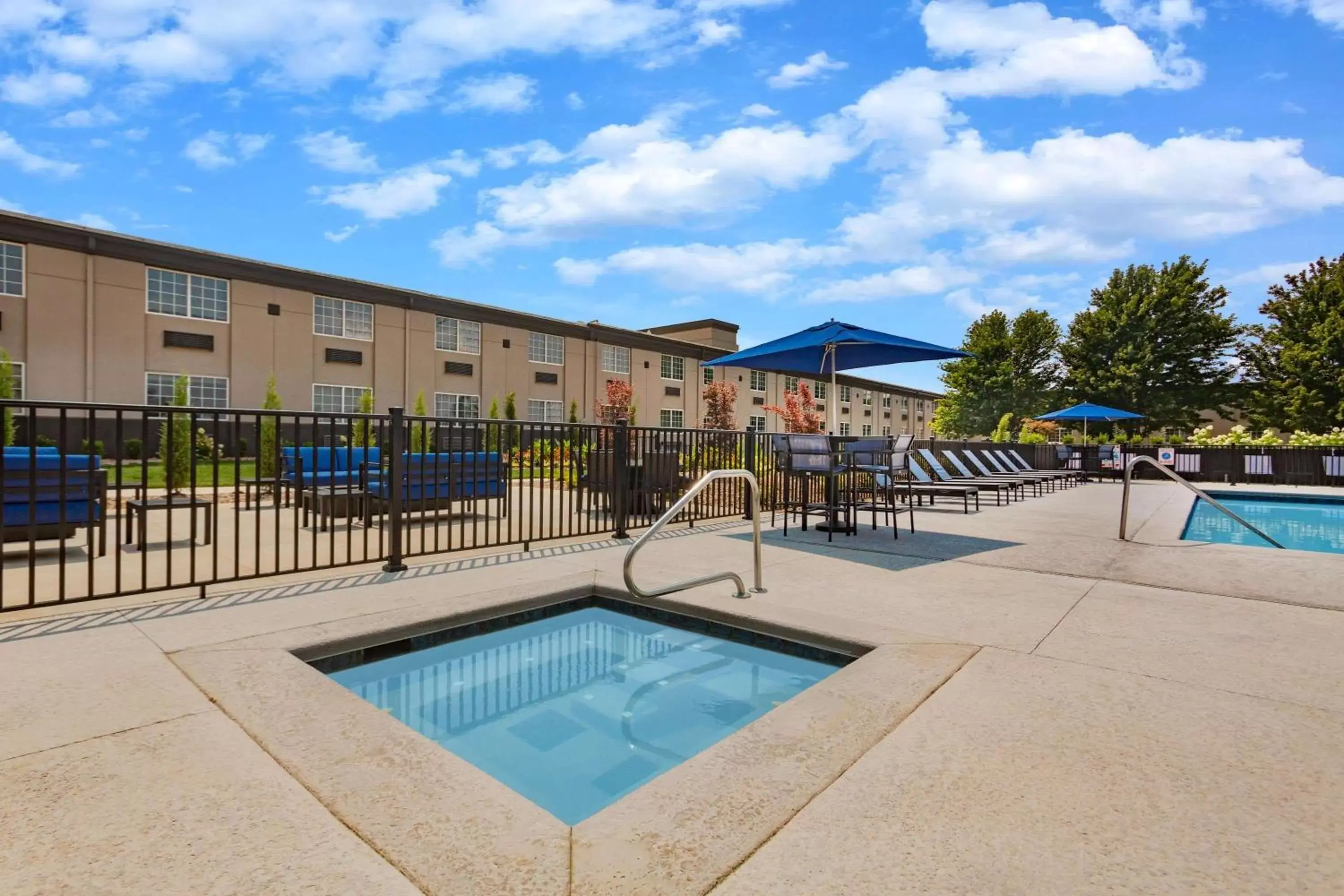 Hot Tub, Swimming Pool in La Quinta by Wyndham Joplin