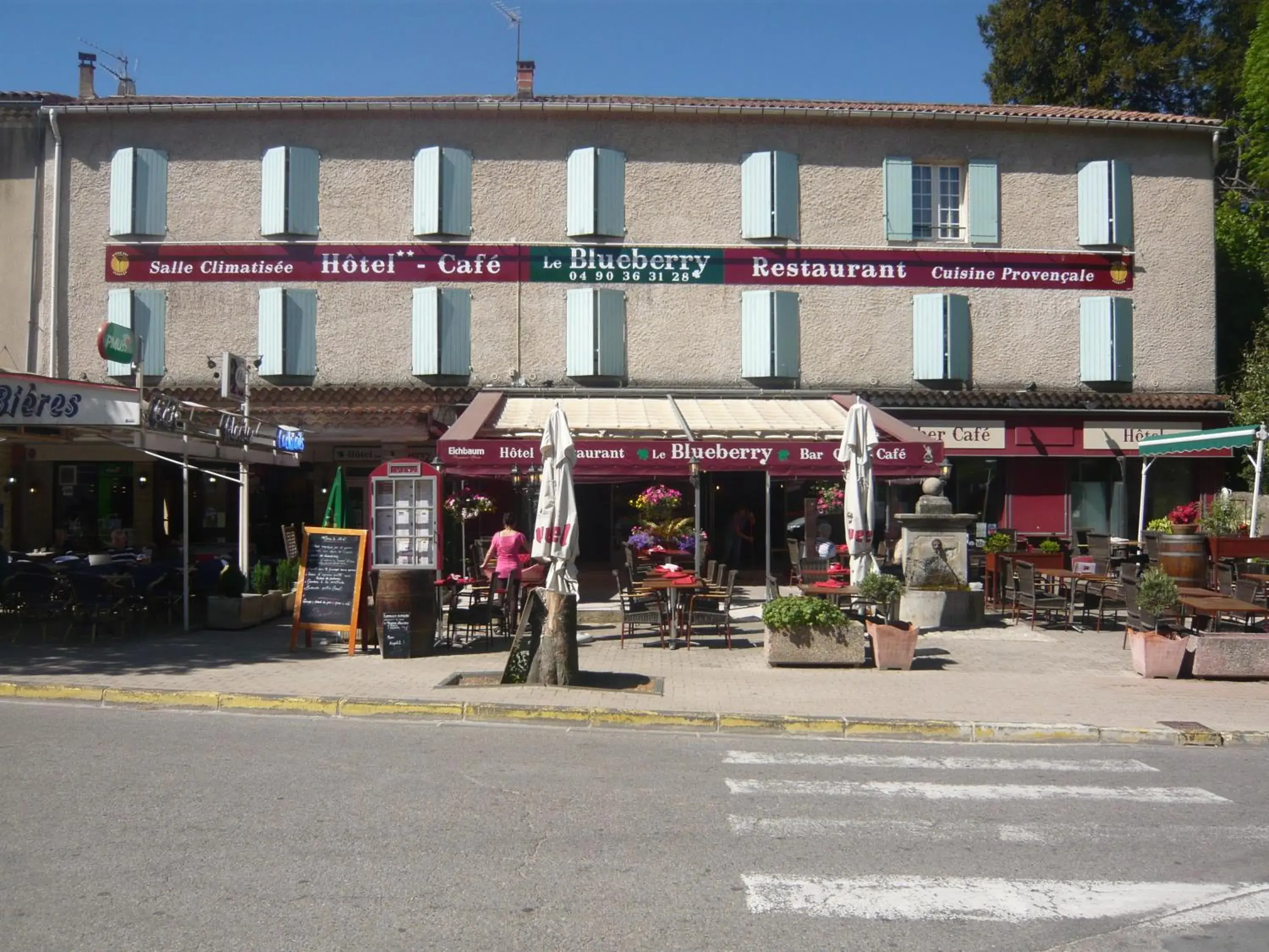 Facade/entrance, Property Building in Hôtel-Restaurant Le Blueberry