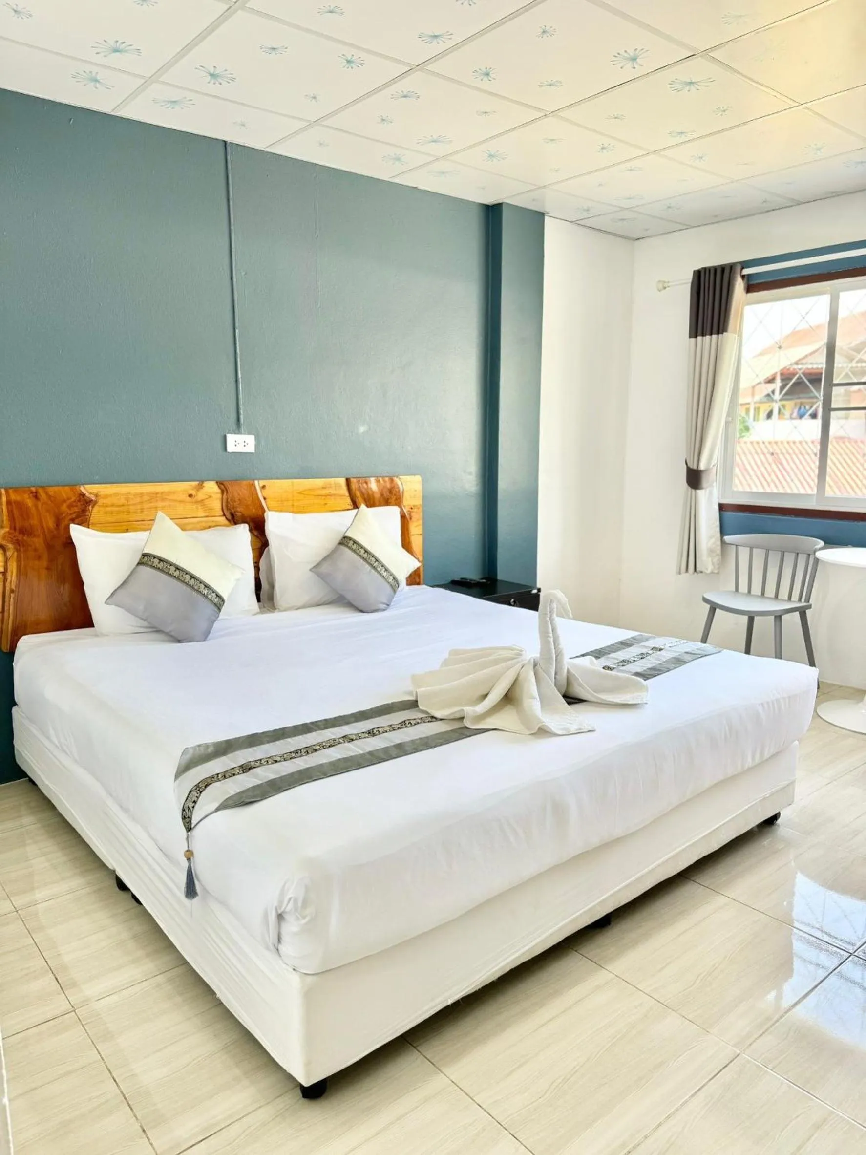 Photo of the whole room, Bed in Diamond de pai