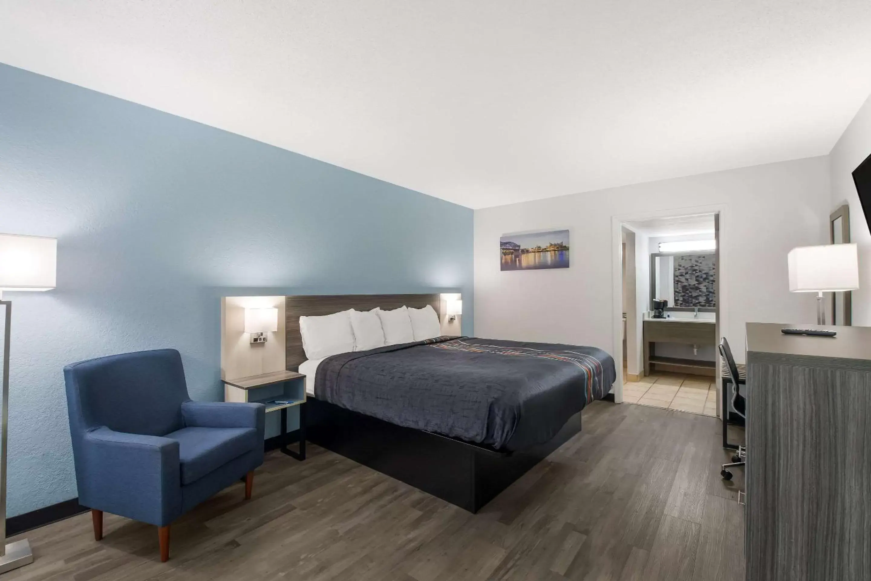 Bedroom, Bed in Rodeway Inn Cleveland TN I-75 Bedroom, Bed in Rodeway Inn Cleveland TN I-75