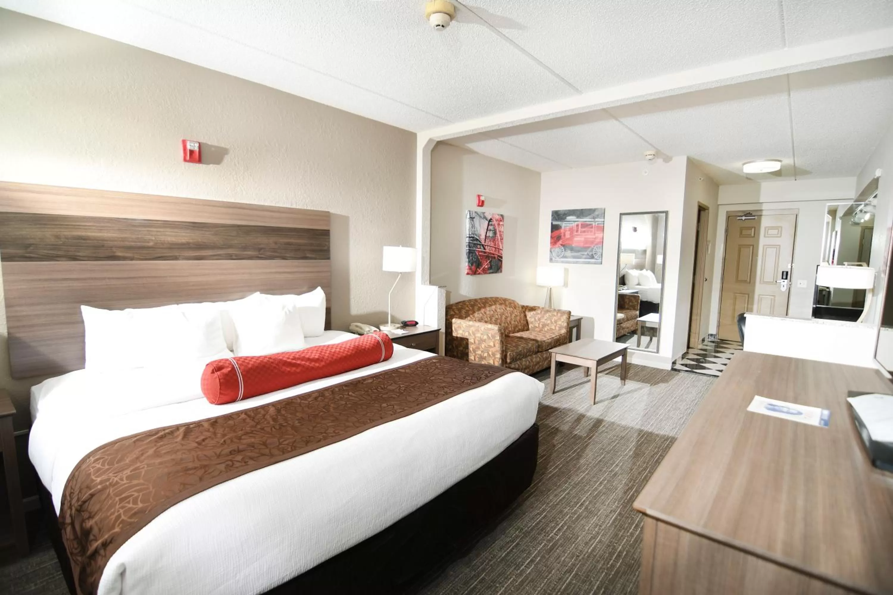 Photo of the whole room, Bed in Best Western Plus Sandusky Hotel & Suites