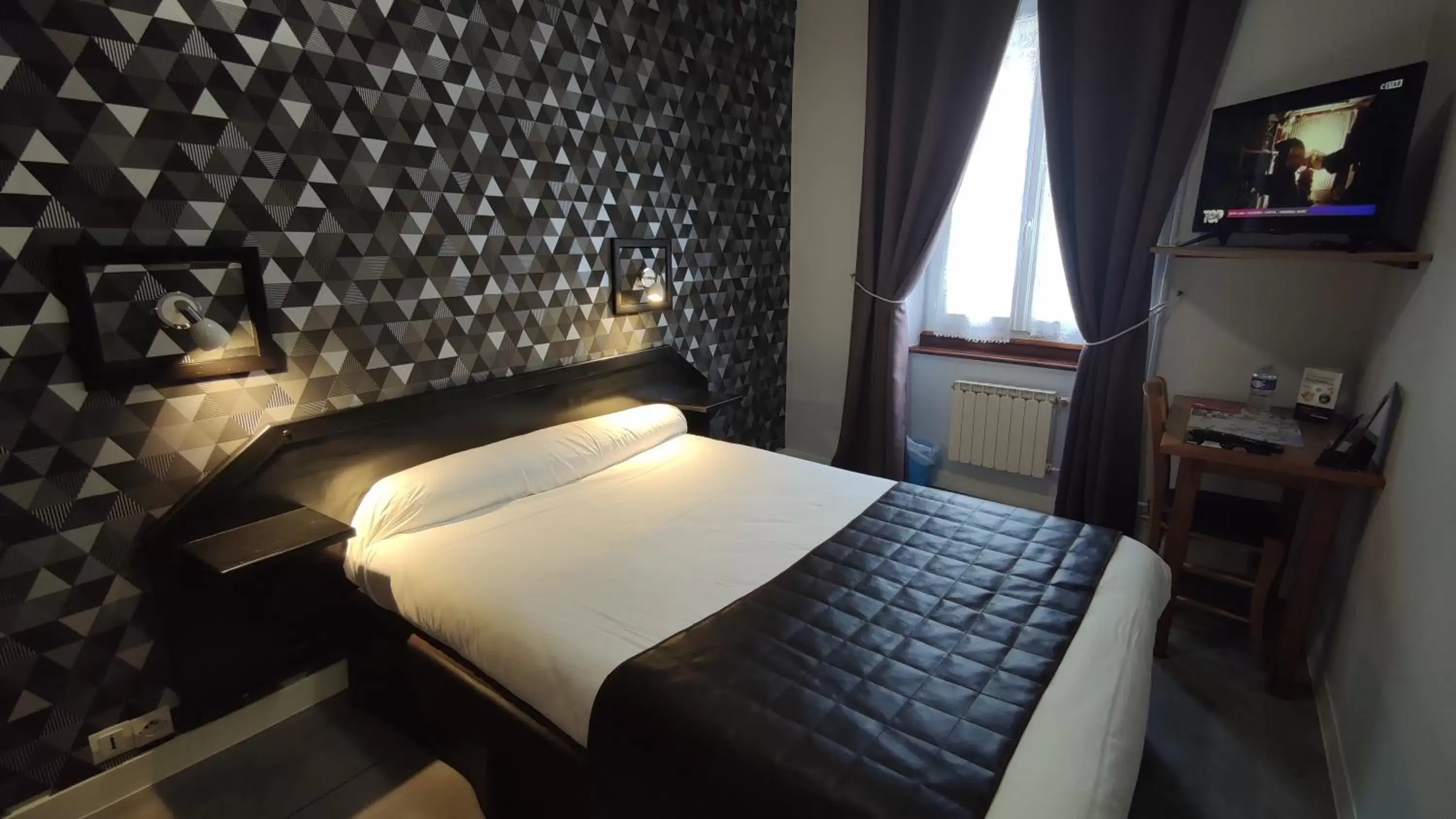 Bedroom, Bed in Hotel Angleterre