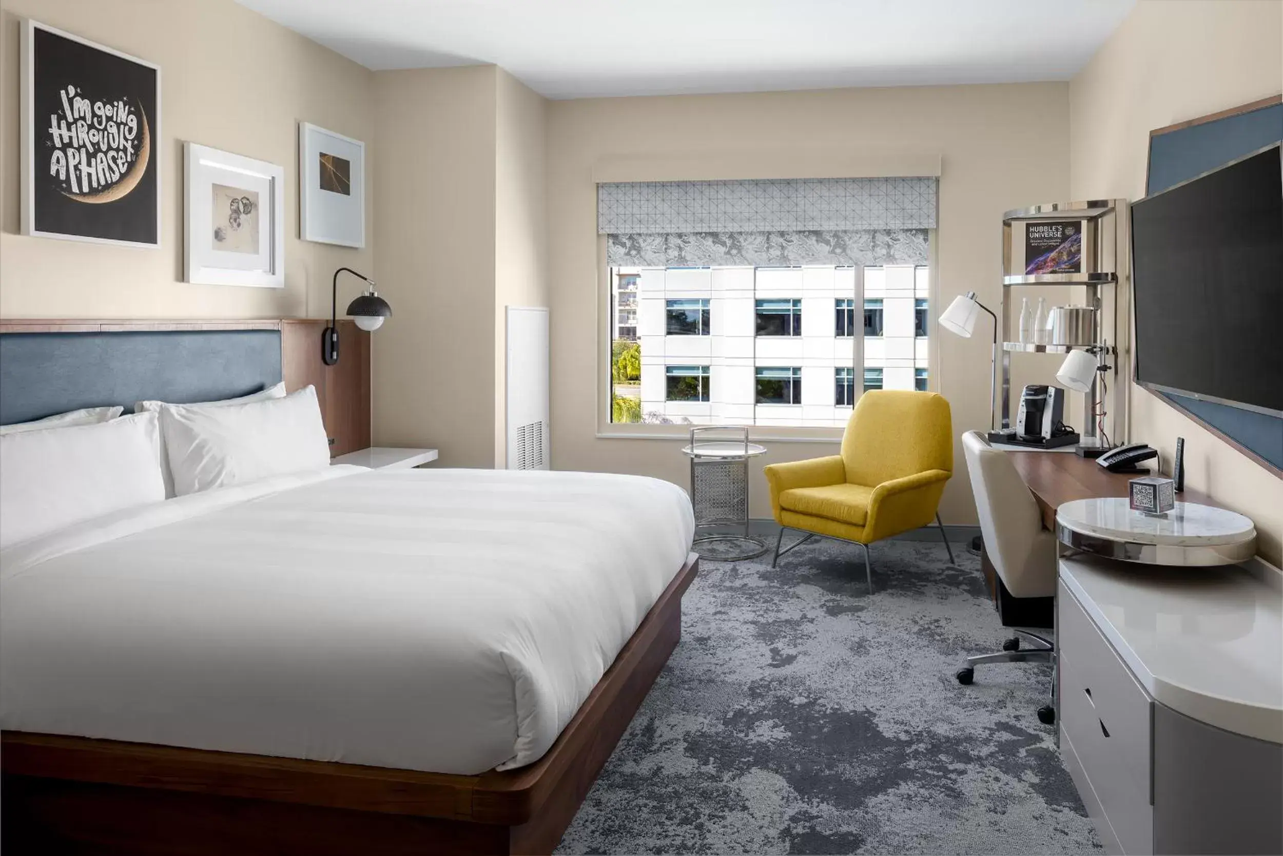 Bed in The Celeste Hotel, Orlando, a Tribute Portfolio Hotel
