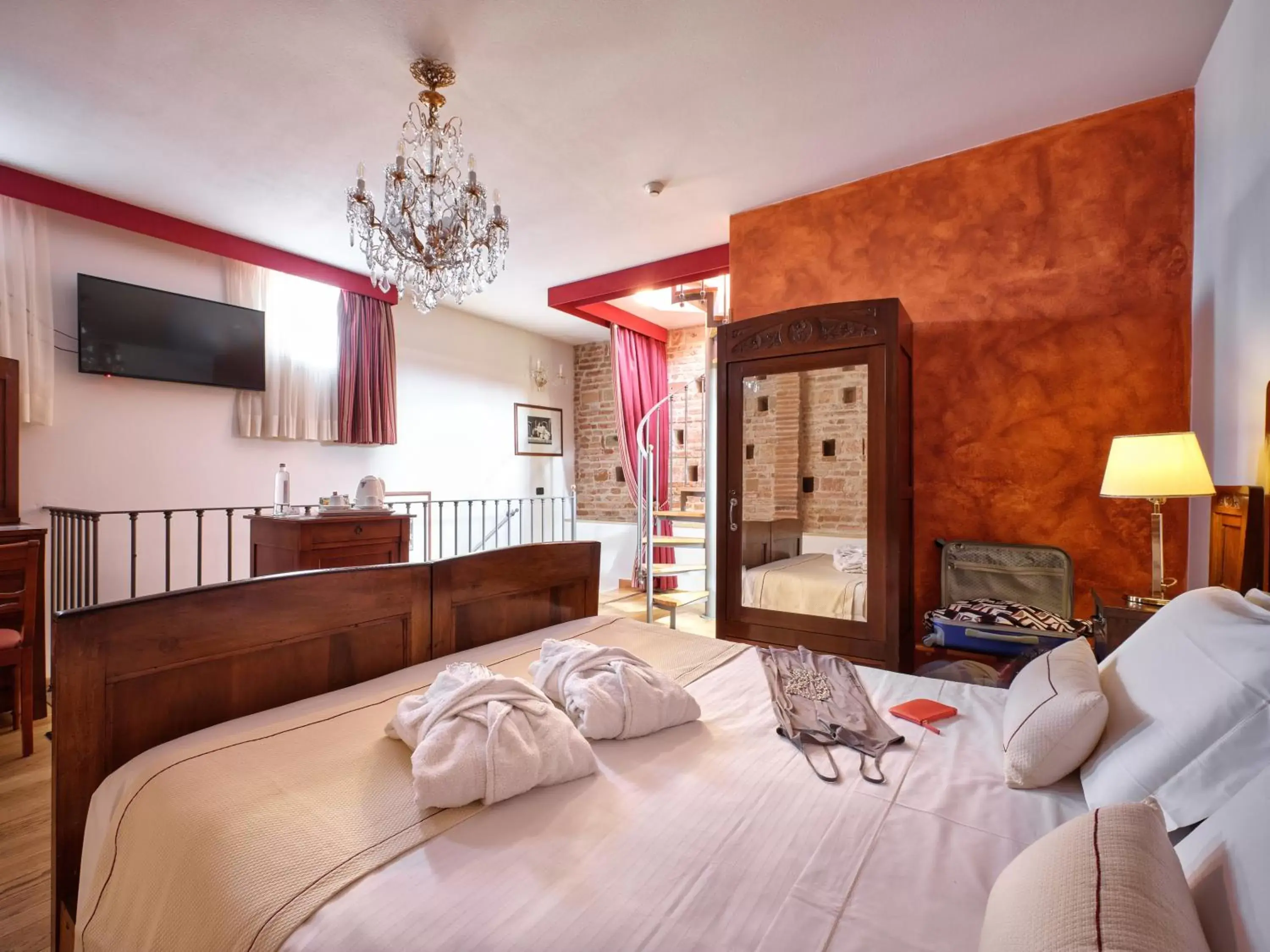 Bedroom, Seating Area in Hotel Villa Malaspina