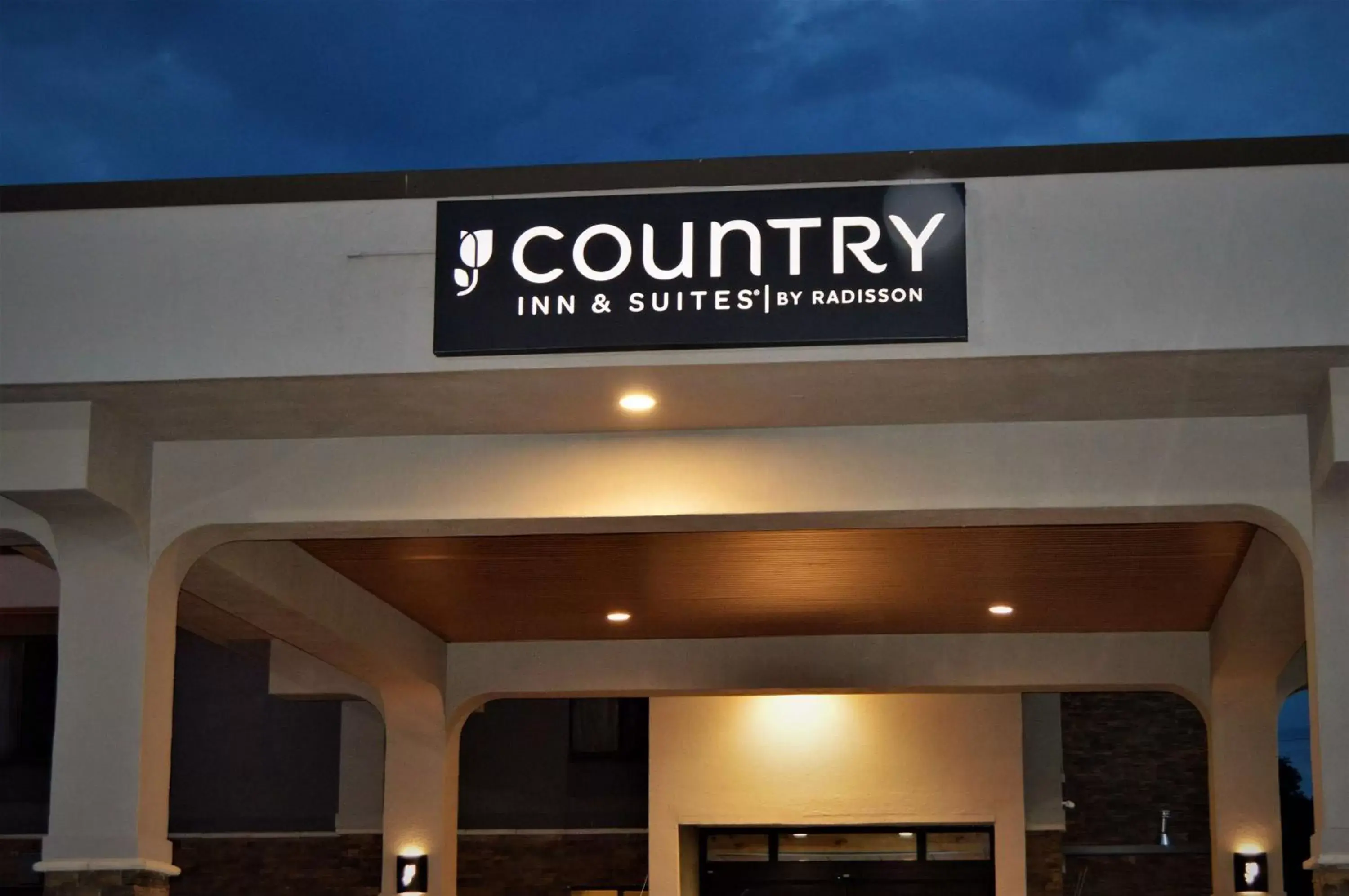 Property building in Country Inn & Suites by Radisson, La Crosse, WI