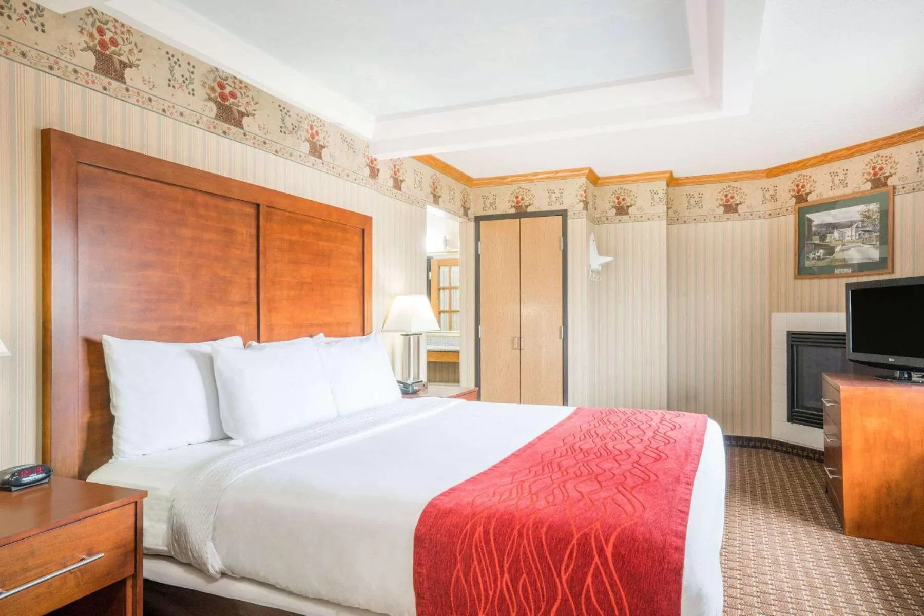 Decorative detail, Bed in Baymont by Wyndham Kasson Rochester Area