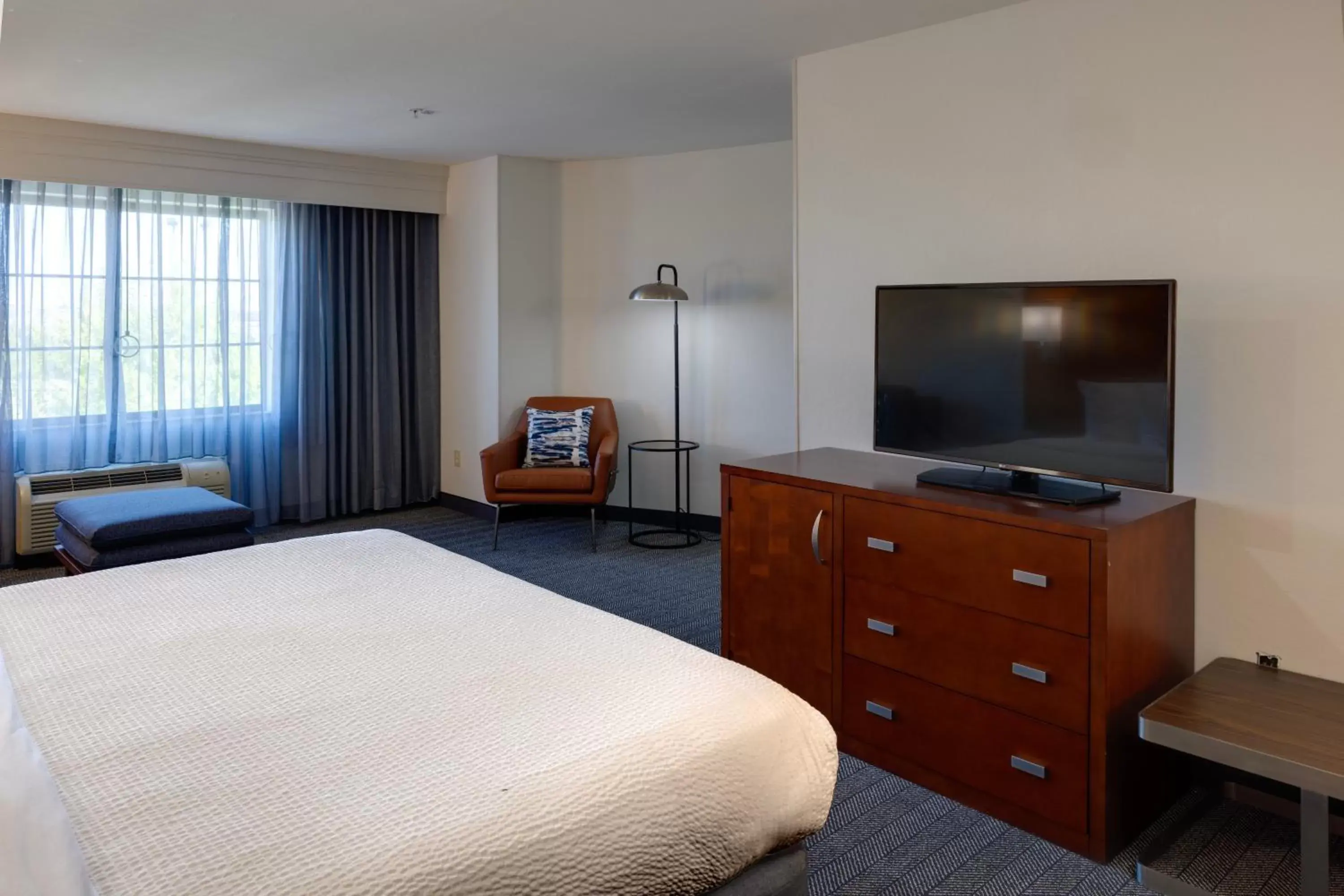 Guests, TV/Entertainment Center in Courtyard by Marriott Oklahoma City North/Quail Springs