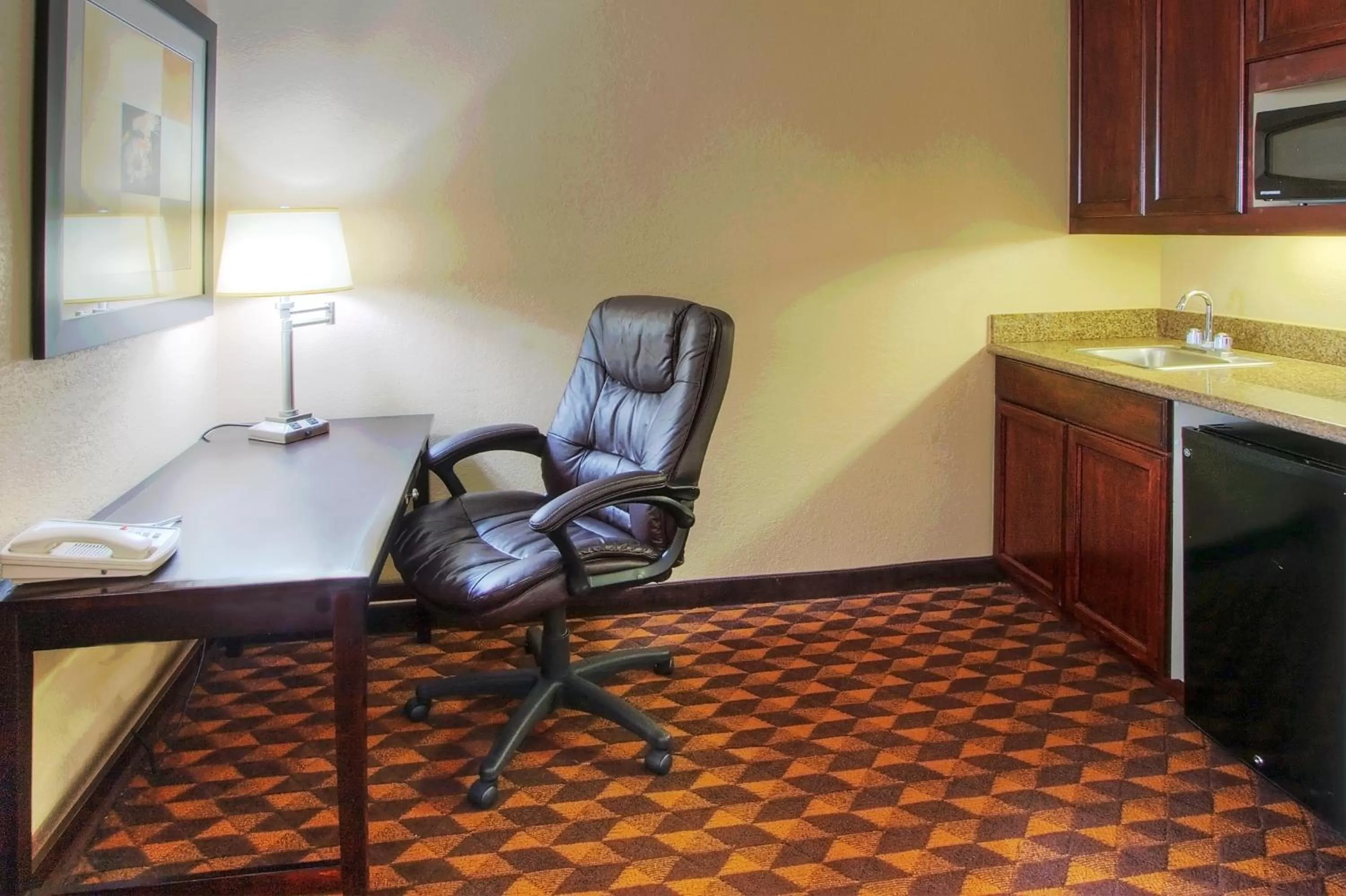 Seating area in Holiday Inn Express Hotel & Suites Albuquerque Midtown by IHG