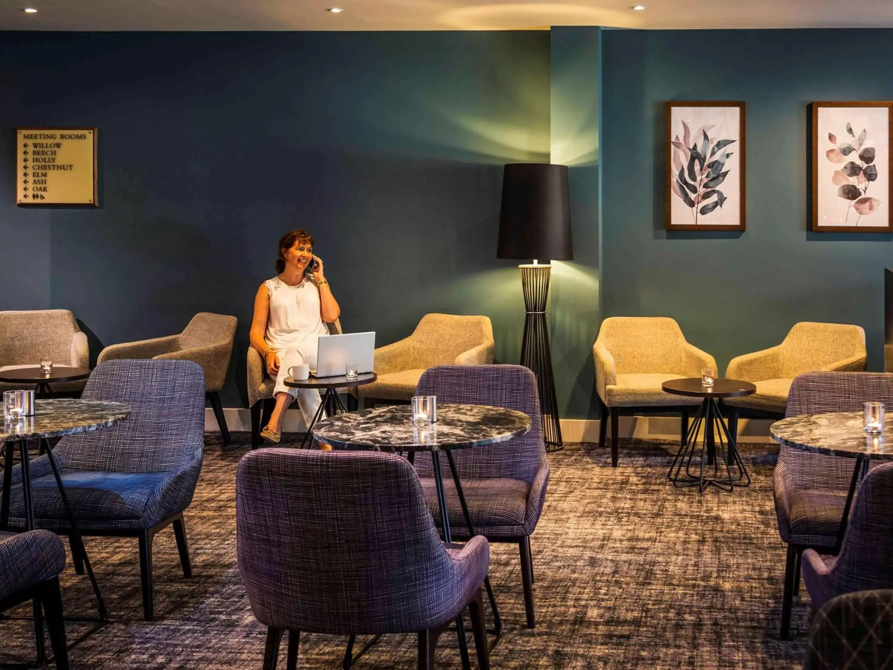 Lounge or bar in Mercure Warwickshire Walton Hall Hotel & Spa