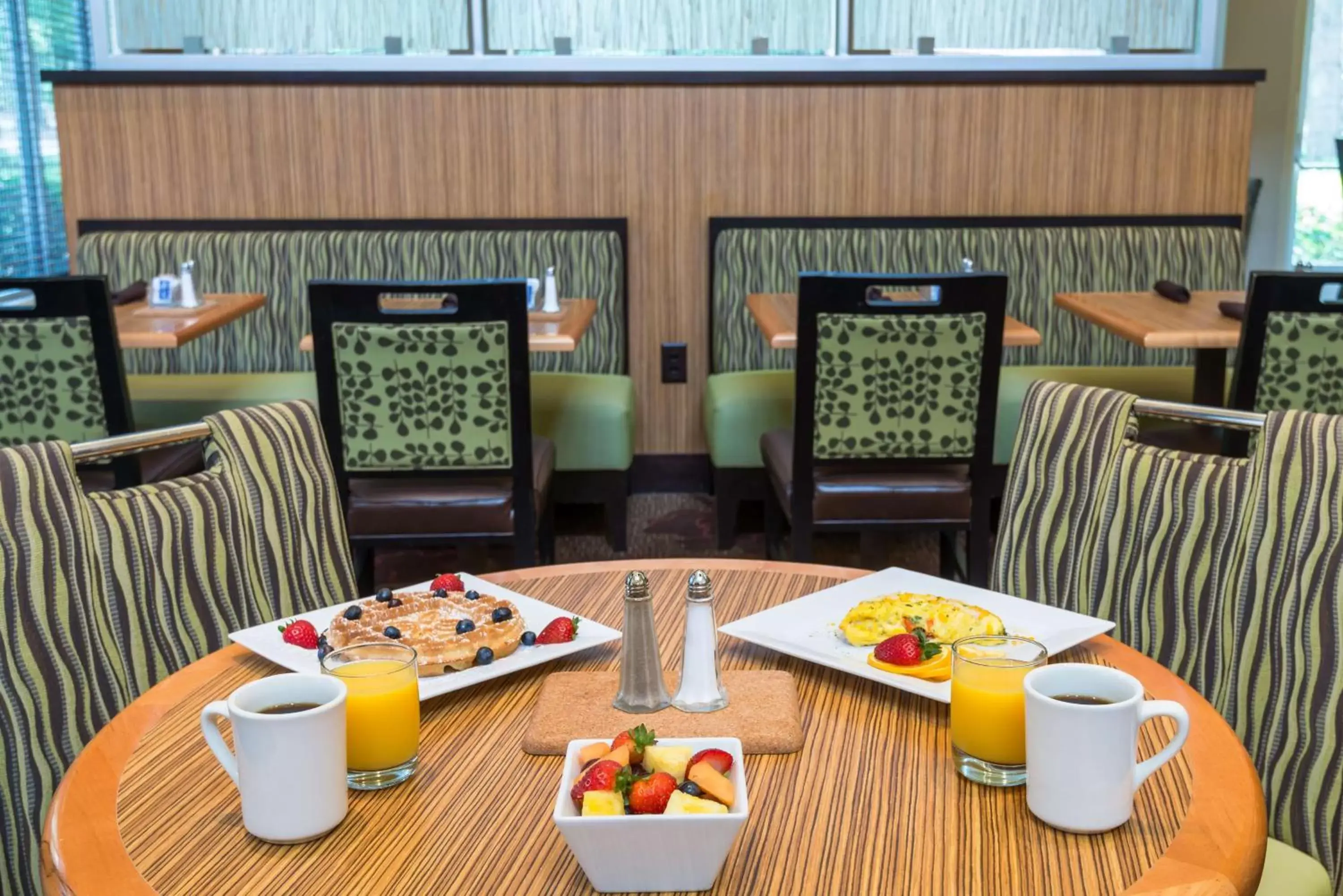 Dining area, Restaurant/Places to Eat in Hilton Garden Inn Atlanta North/Alpharetta