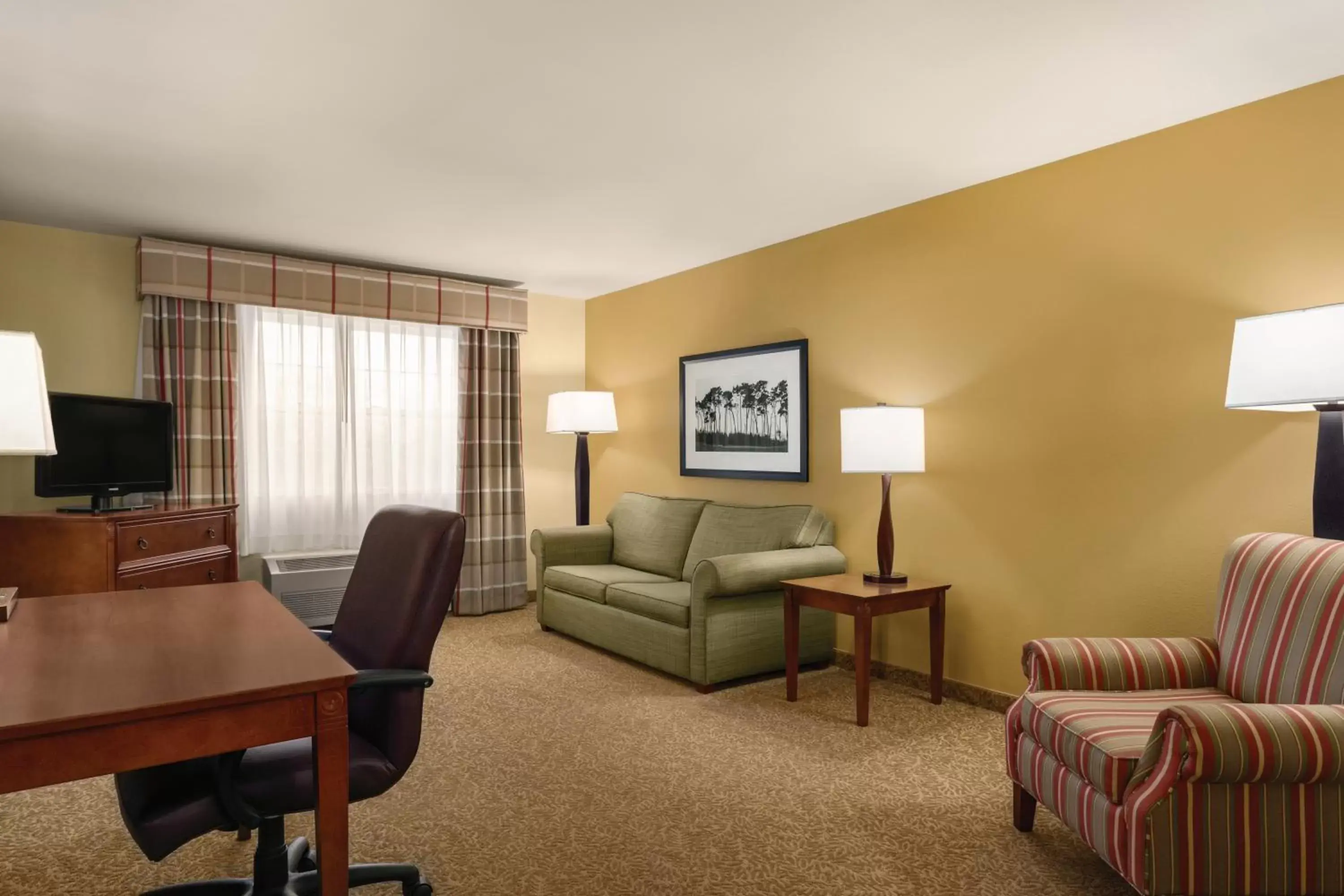 Living room, Seating Area in Country Inn & Suites by Radisson, Dakota Dunes, SD