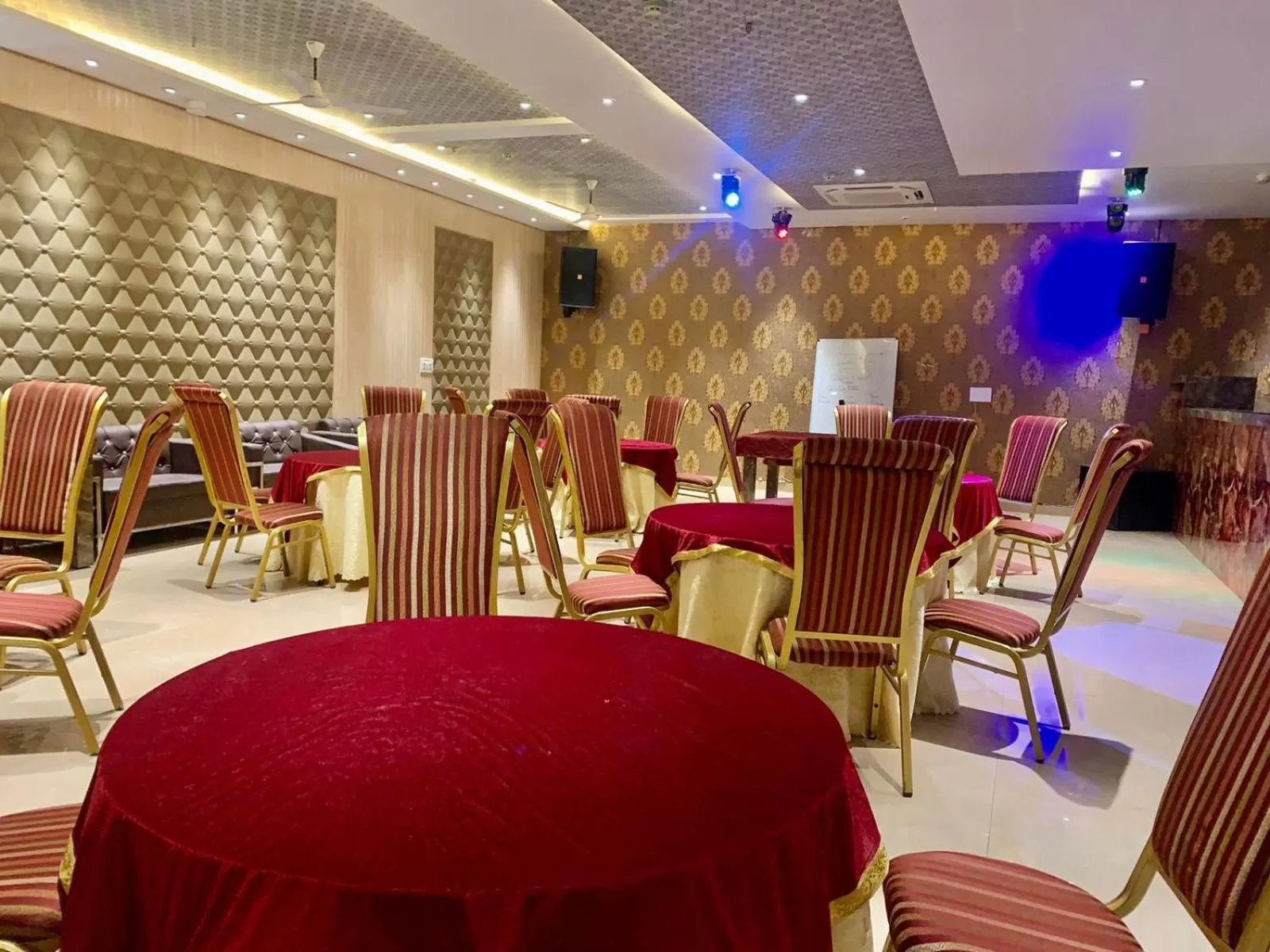 Restaurant/places to eat in Hotel Tripple Tree - Karol Bagh