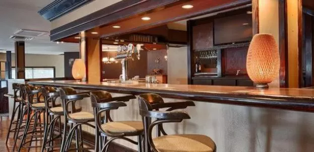 Lounge or bar in Days Inn by Wyndham Renfrew Conference Centre