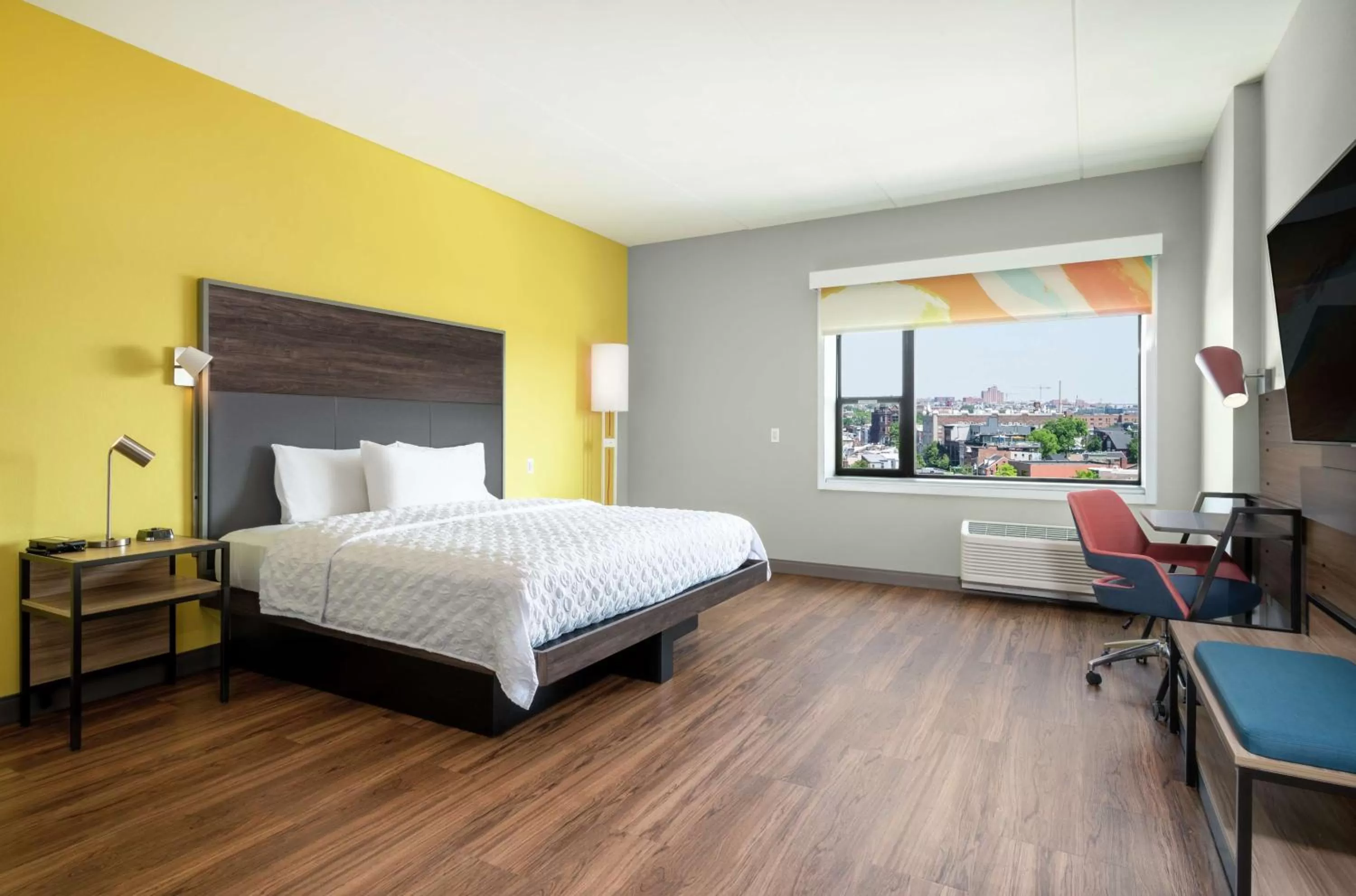 Bedroom, Bed in Tru By Hilton Baltimore Harbor East
