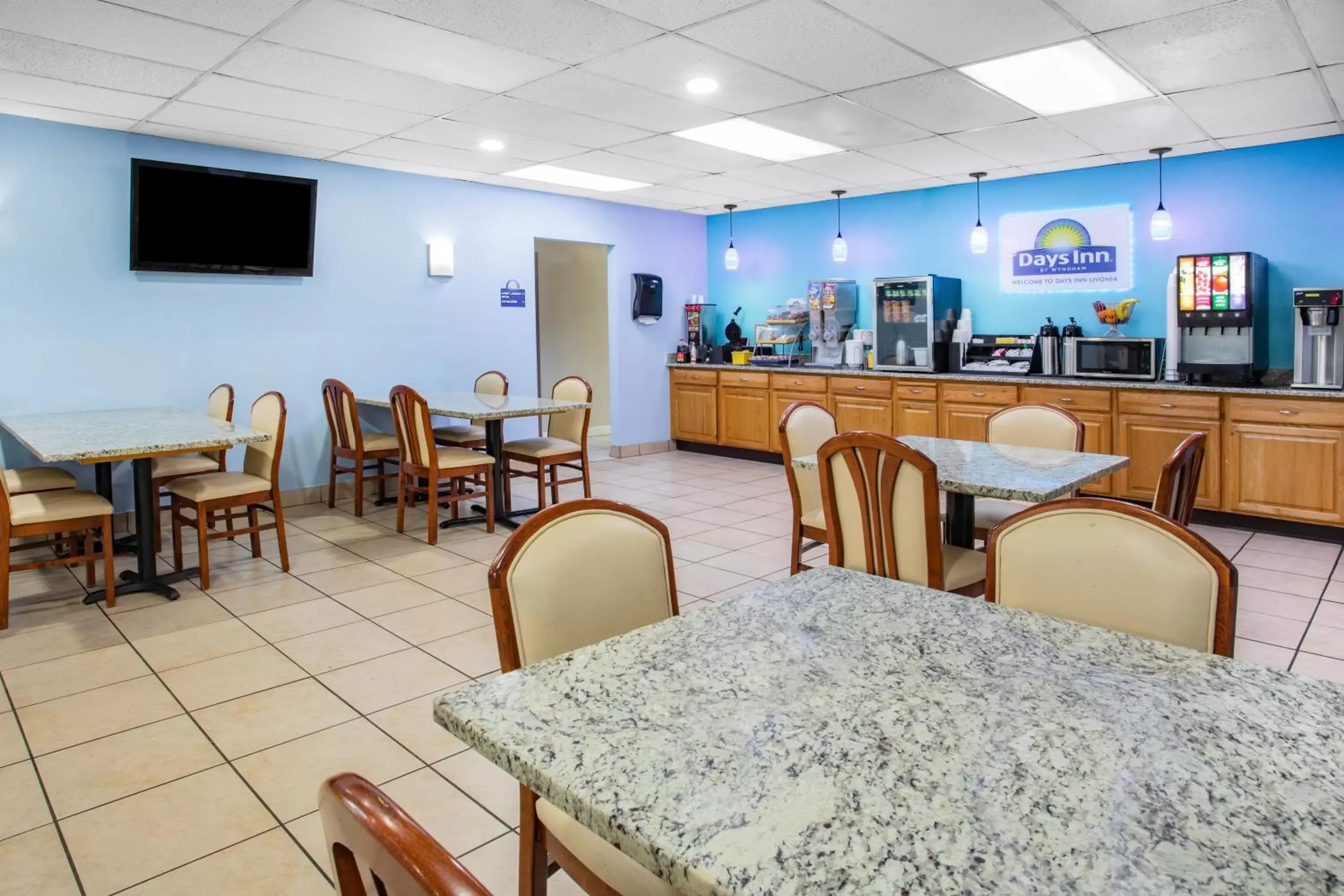 Coffee/tea facilities, Restaurant/Places to Eat in Days Inn by Wyndham Livonia Canton Detroit