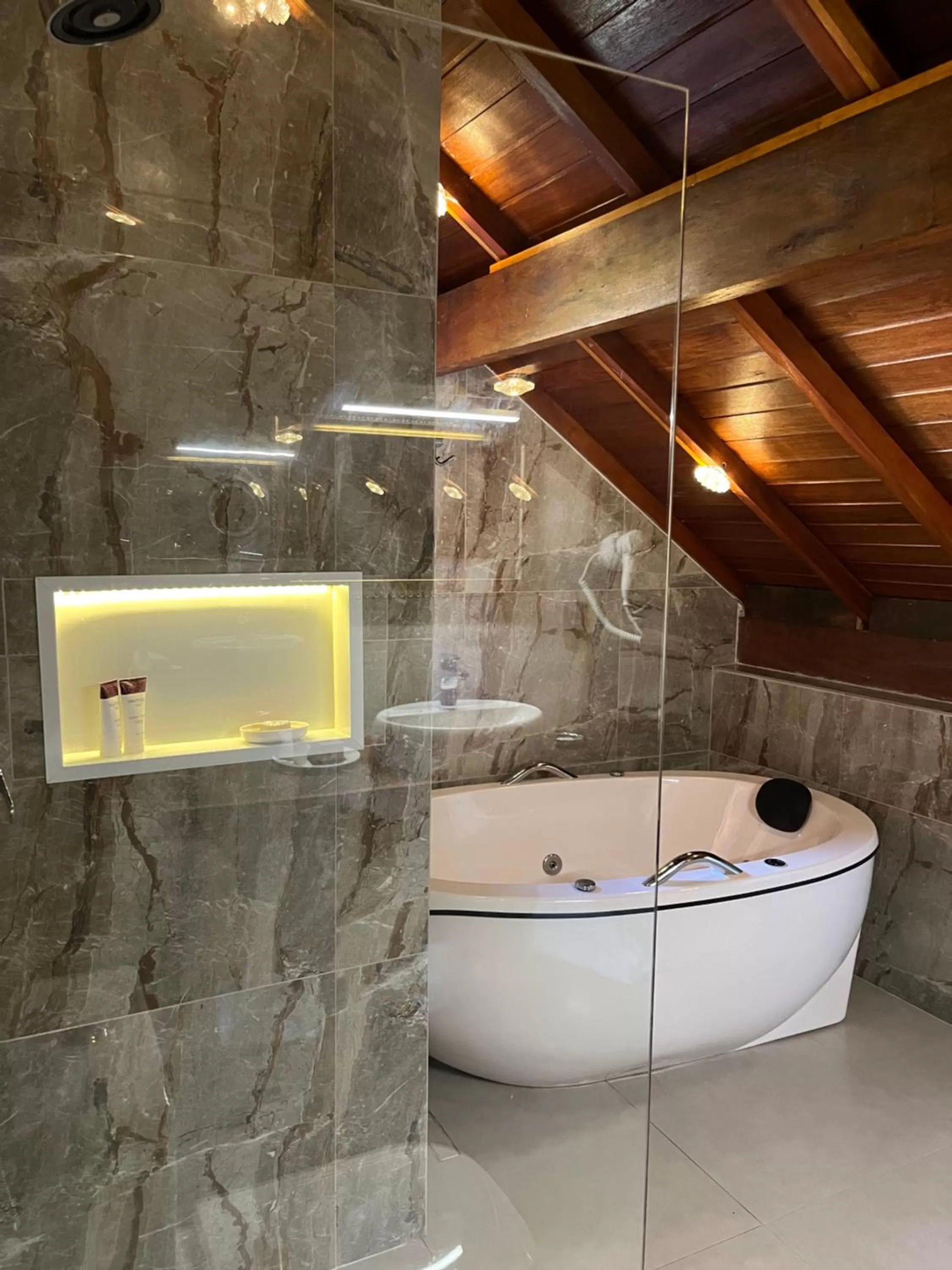 Hot Tub, Bathroom in Pousada Dona Bendita