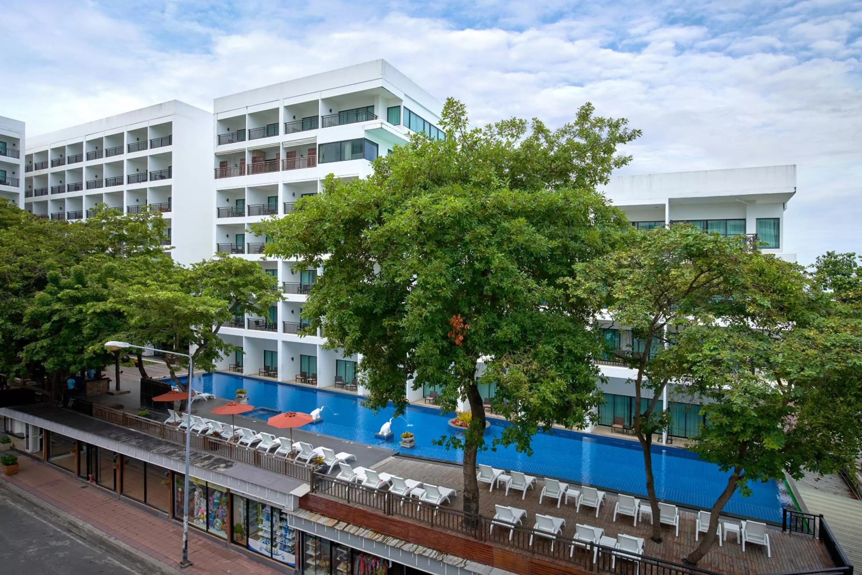 Swimming pool in Cosy Beach Hotel - SHA Extra Plus