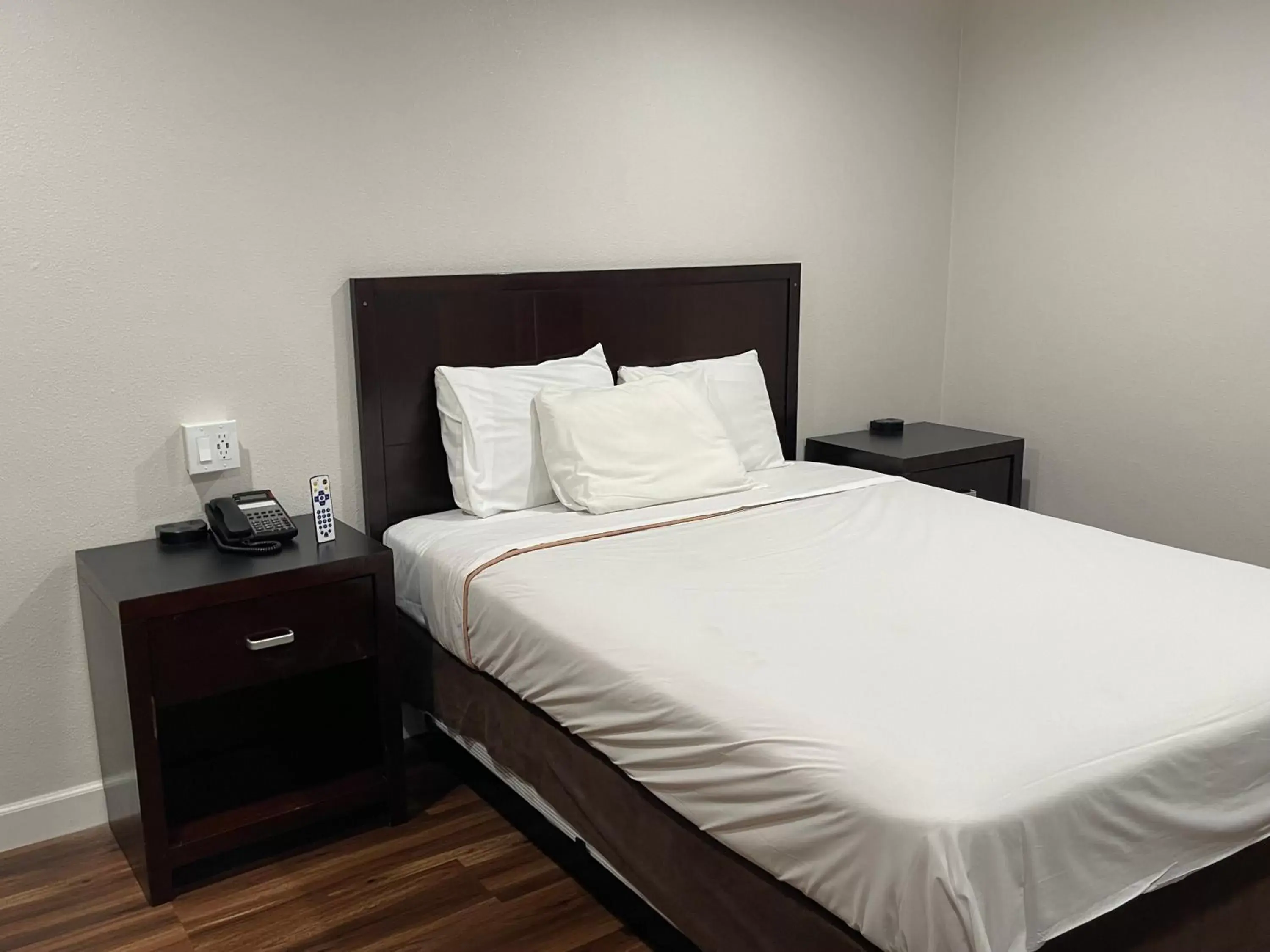 Bed in Lanai Motel