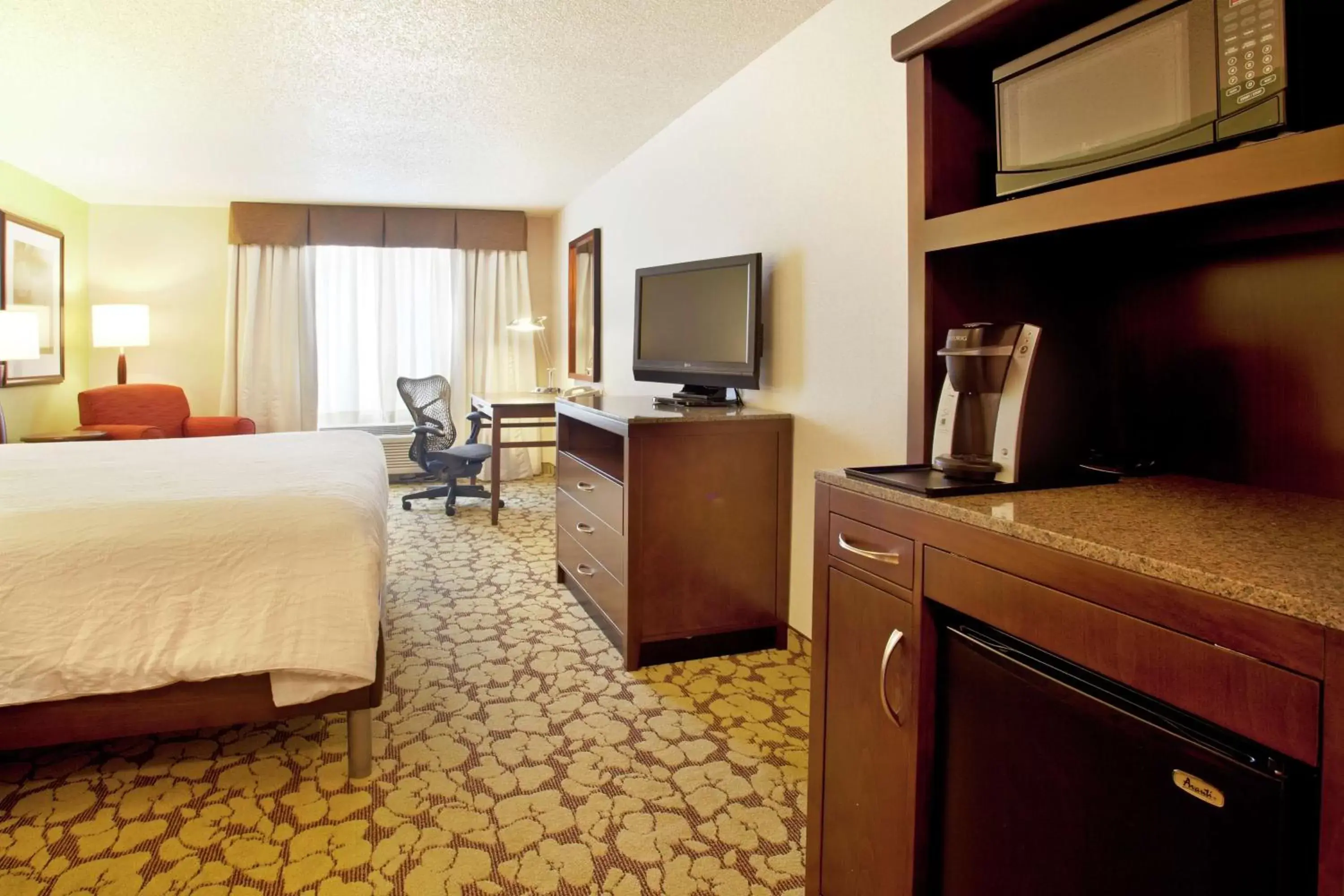 Bedroom, TV/Entertainment Center in Hilton Garden Inn Minneapolis/Eden Prairie