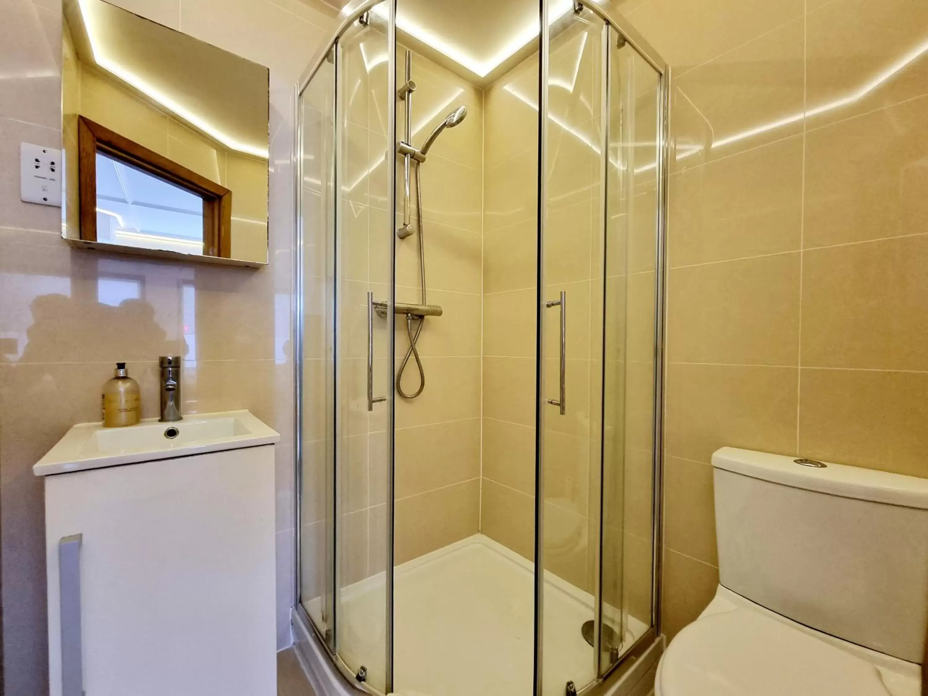 Toilet, Bathroom in London Stay Apartments