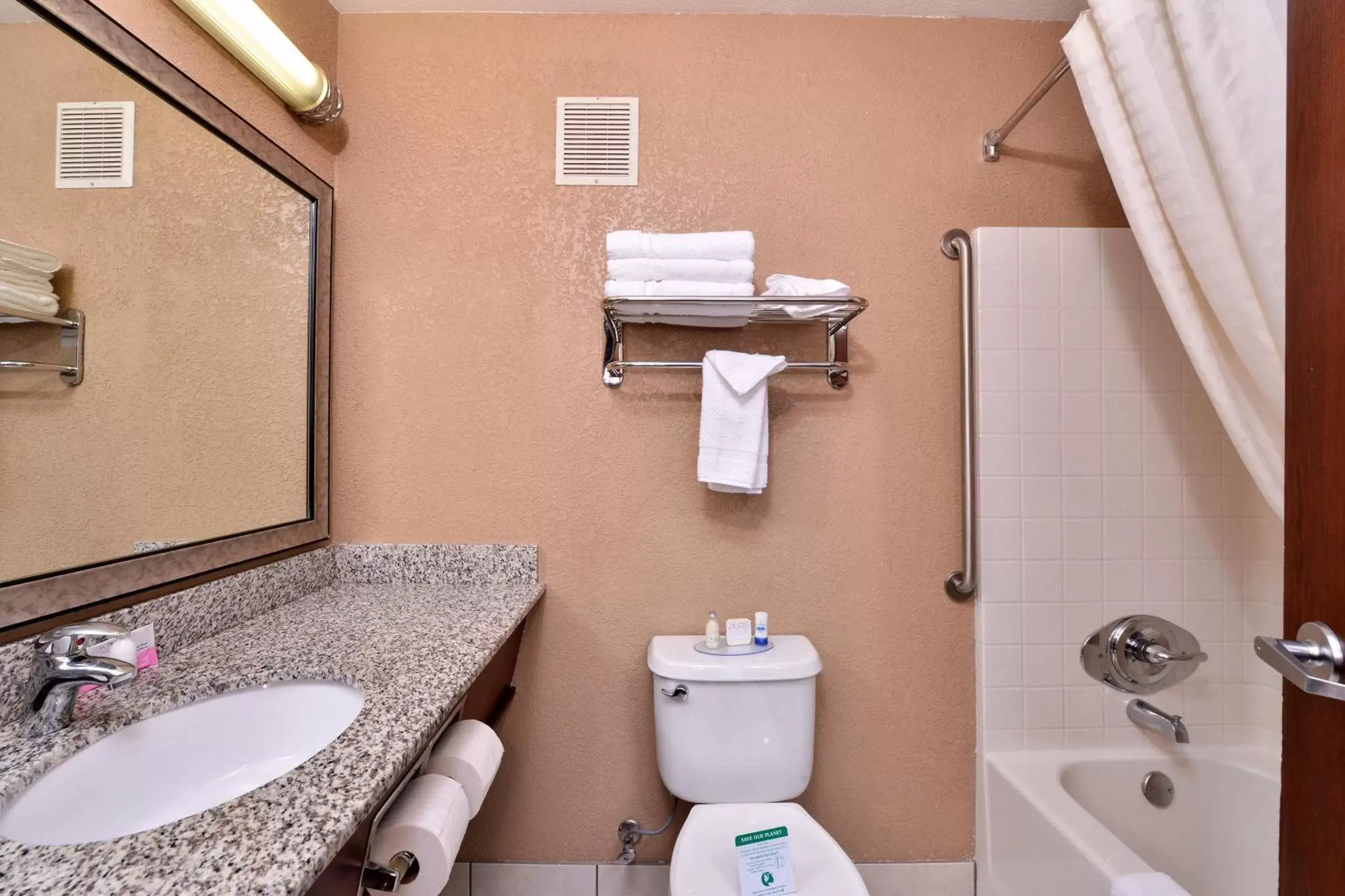 Photo of the whole room, Bathroom in Best Western Wilsonville Inn & Suites