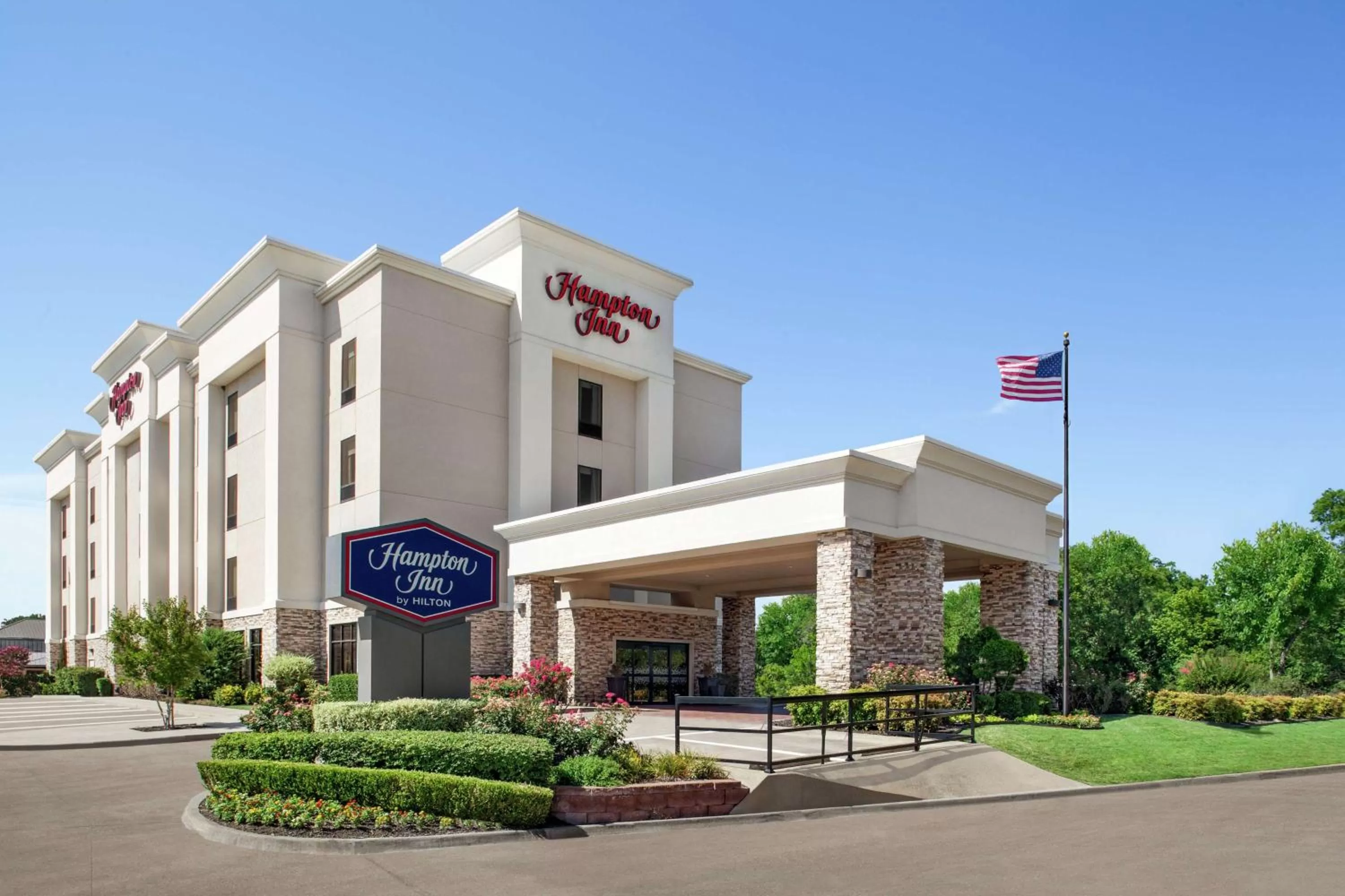 Property building in Hampton Inn Sulphur Springs