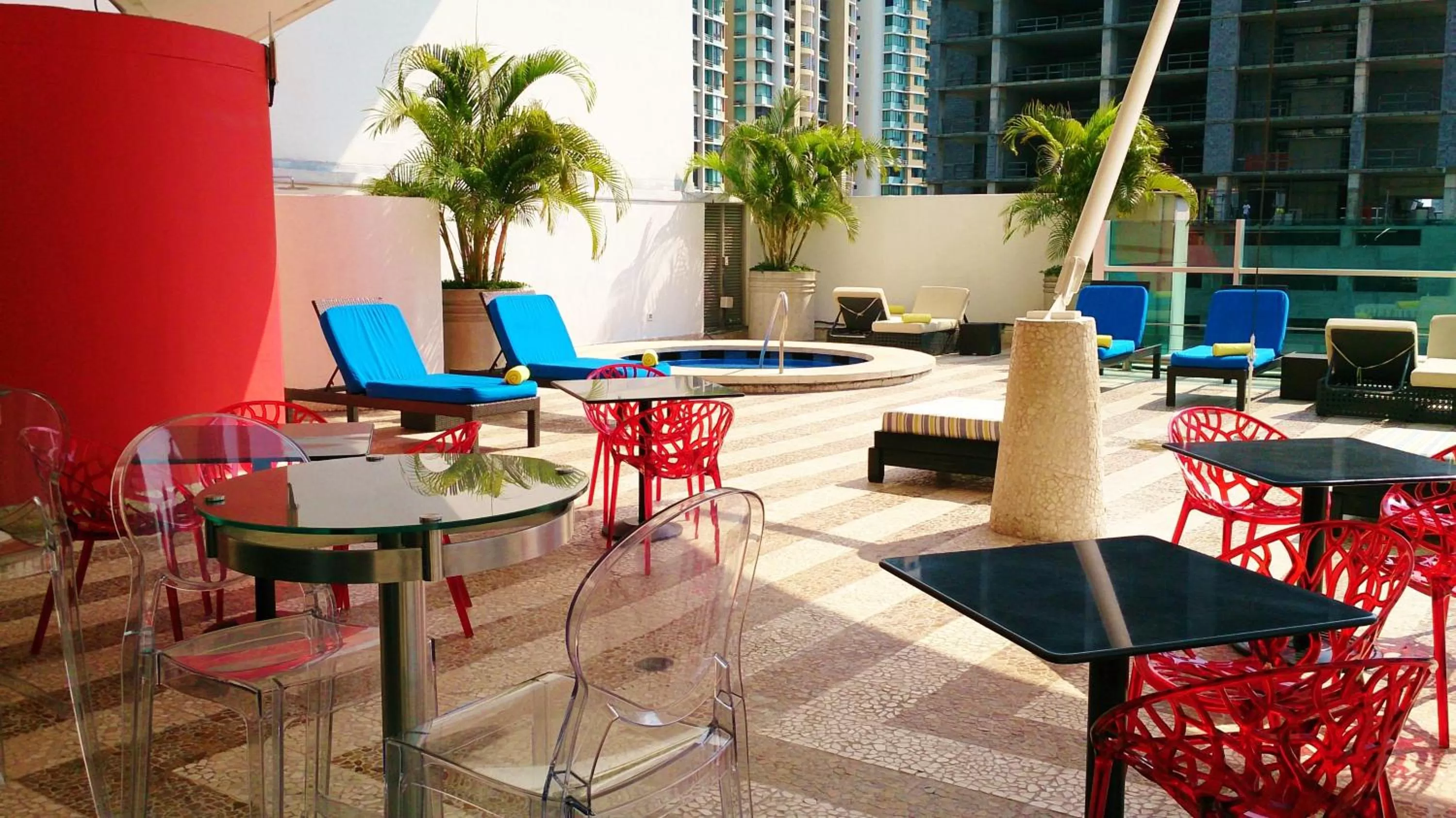 Swimming pool in Decapolis Hotel Panama City