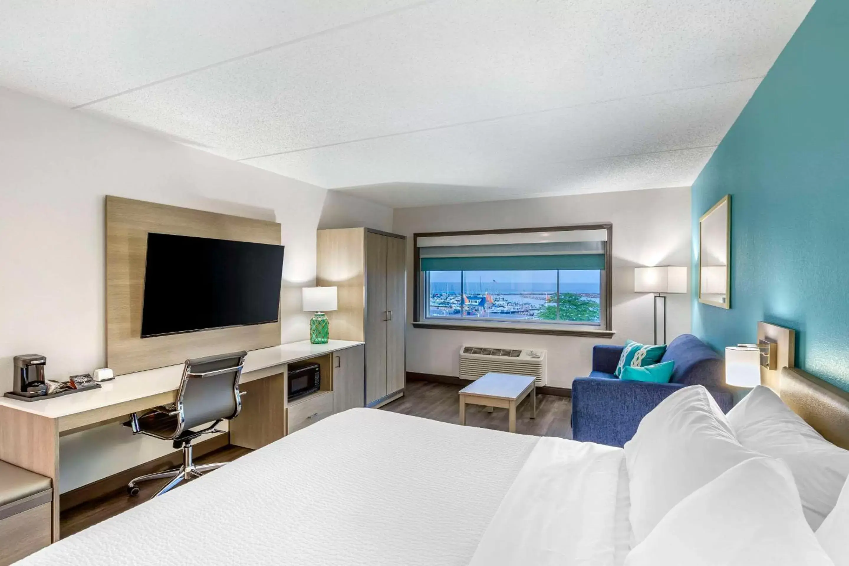 Bedroom, TV/Entertainment Center in The Harborview, Ascend Hotel Collection