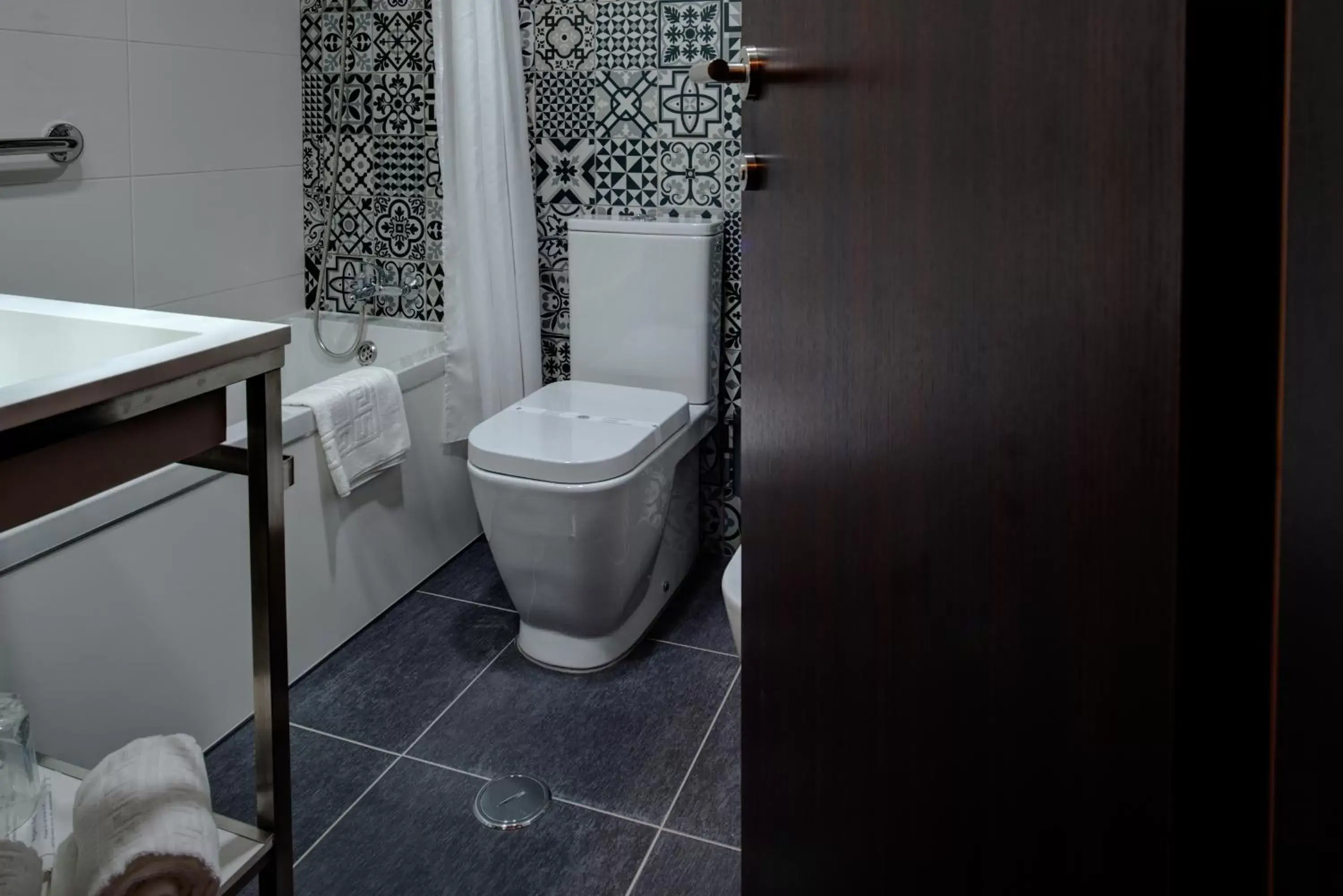 Toilet, Bathroom in VIP Inn Berna Hotel