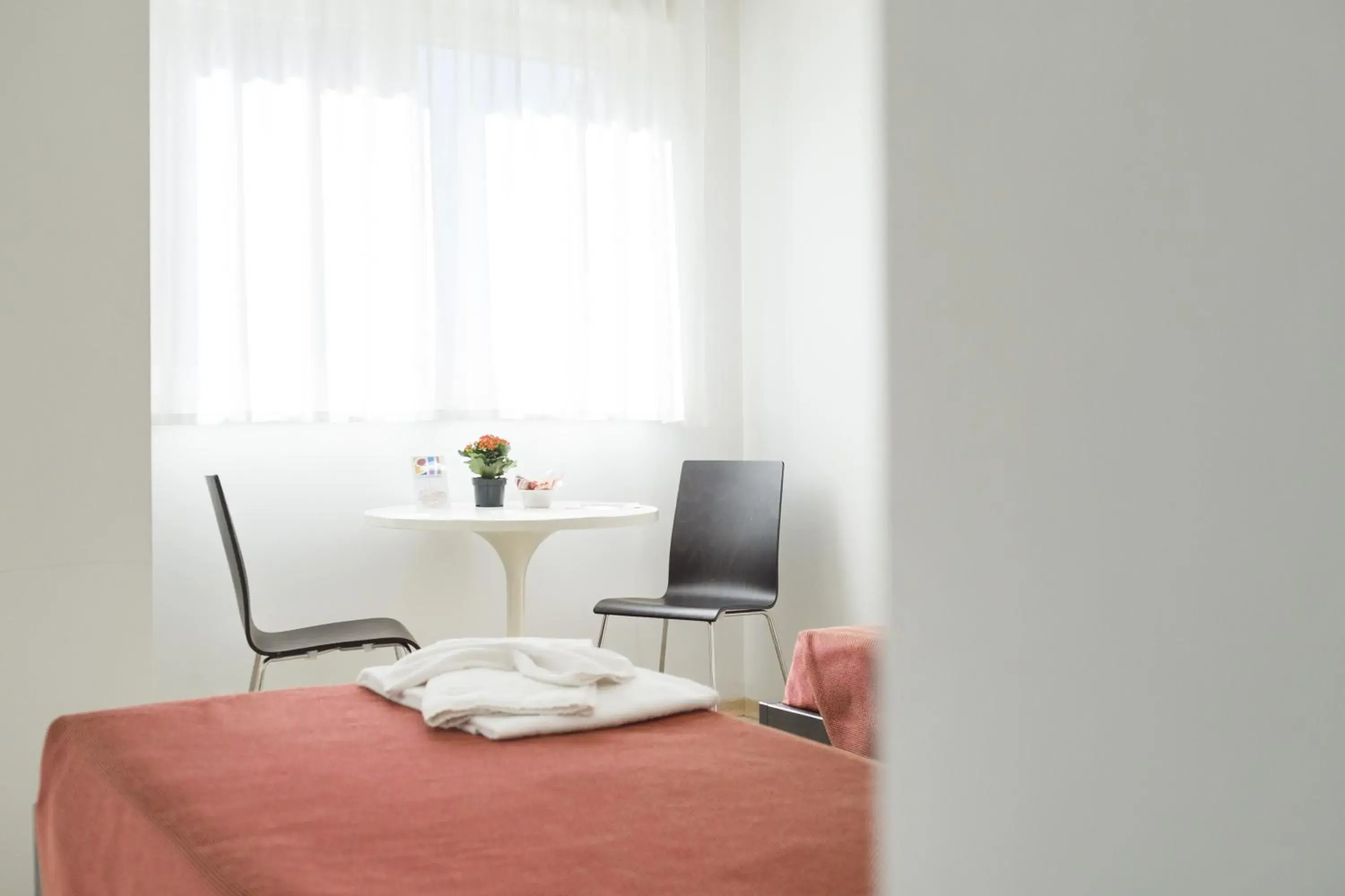 Photo of the whole room, Seating Area in Hotel Sharing