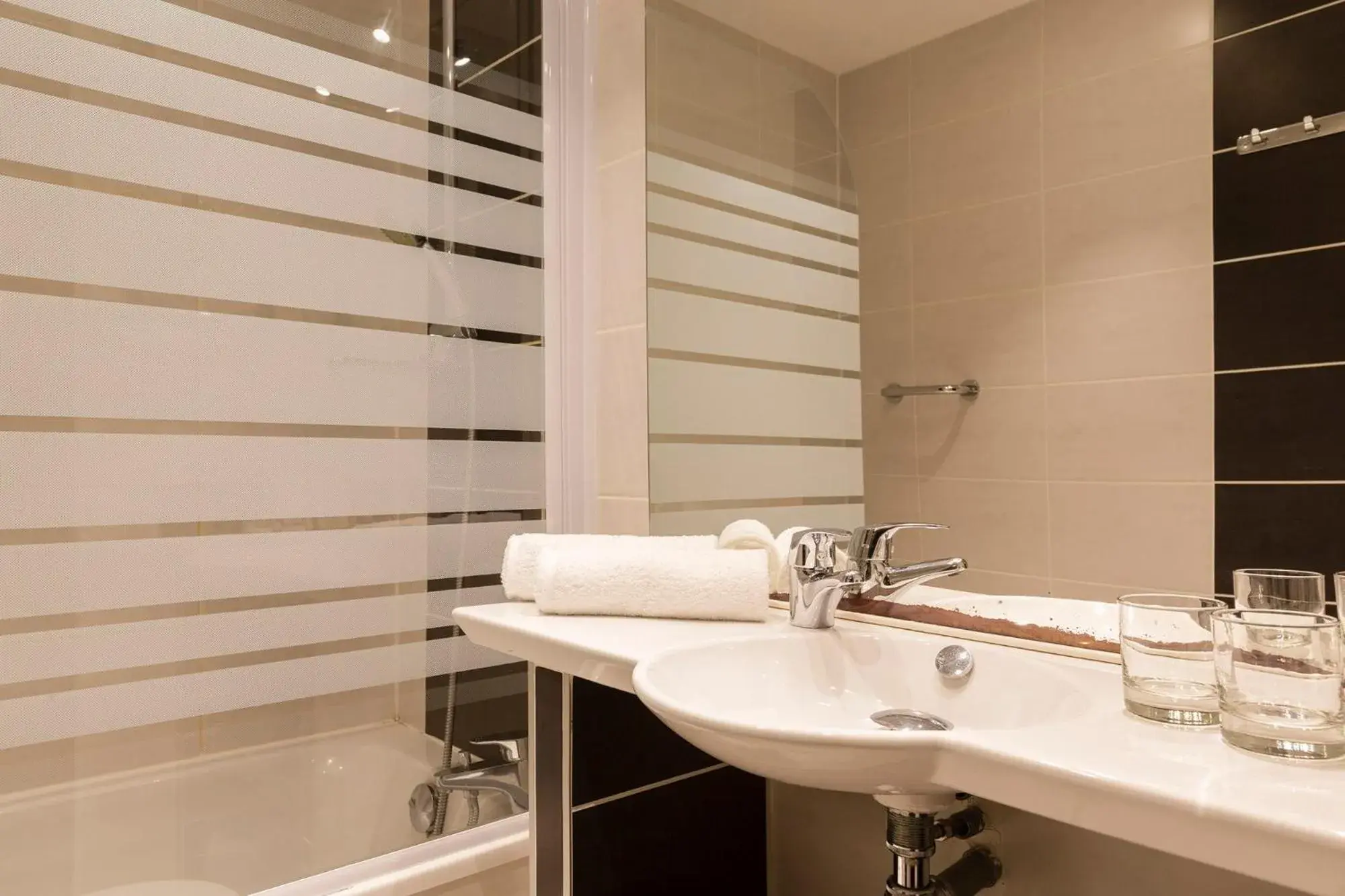 Bathroom in The Originals Boutique, Hotel Aquilon, Saint-Nazaire (Inter-Hotel)