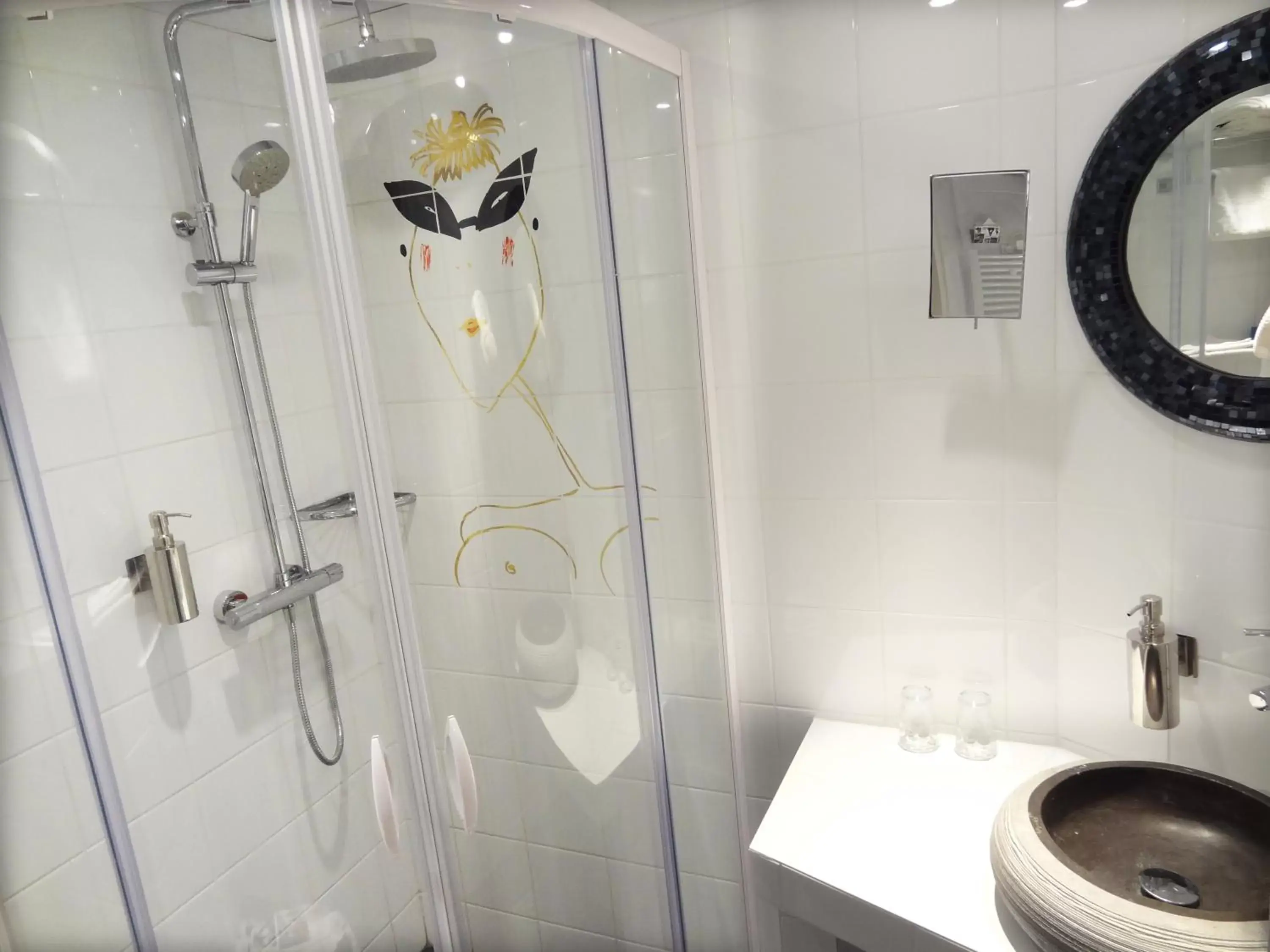 Shower, Bathroom in Le Pavillon Hotel