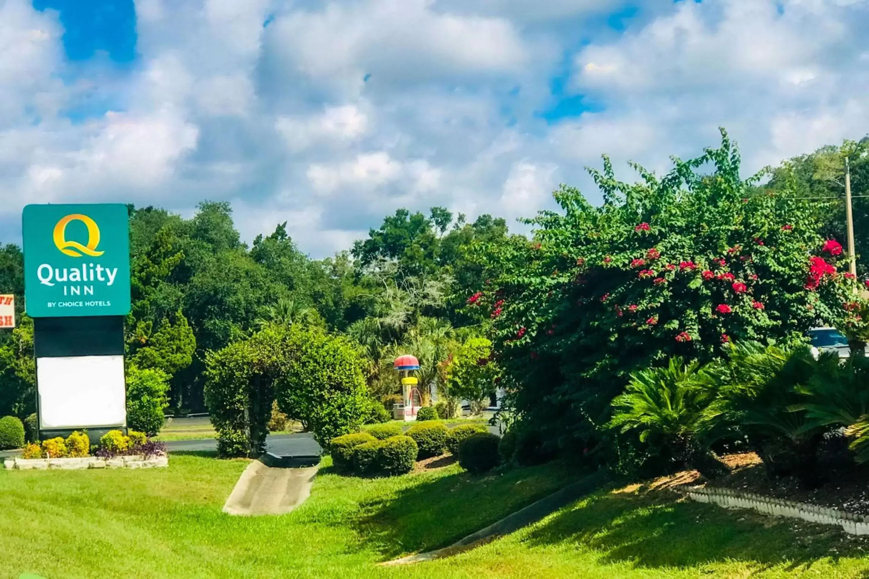 Property building, Garden in Quality Inn near Manatee Springs State Park