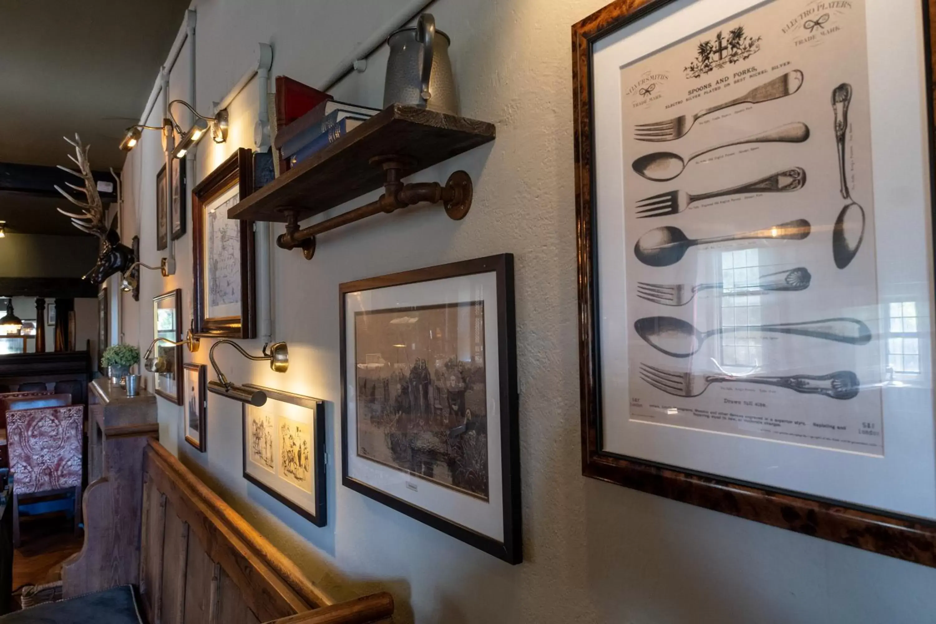 Dining area, TV/Entertainment Center in Kings Arms