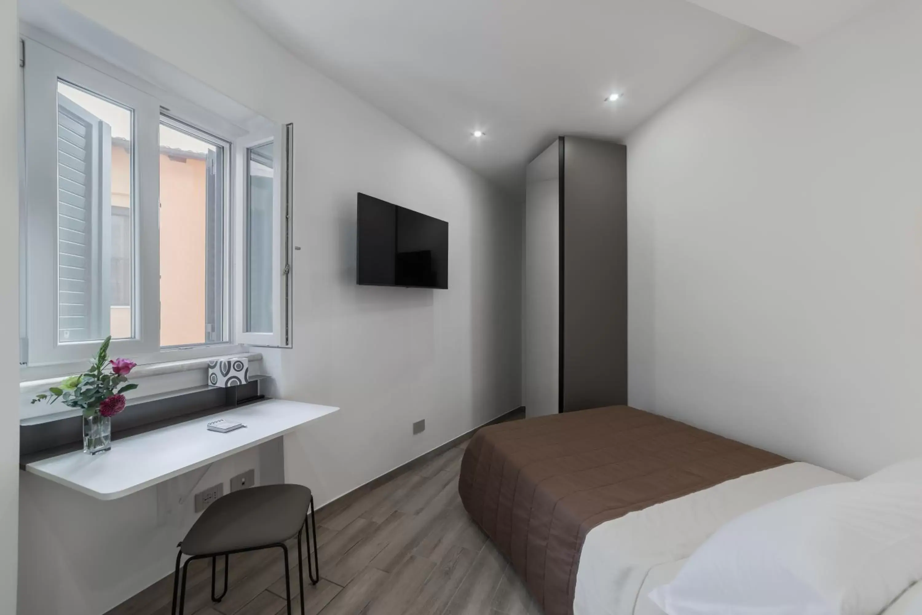 Bed, TV/Entertainment Center in B&B Piazza Roma