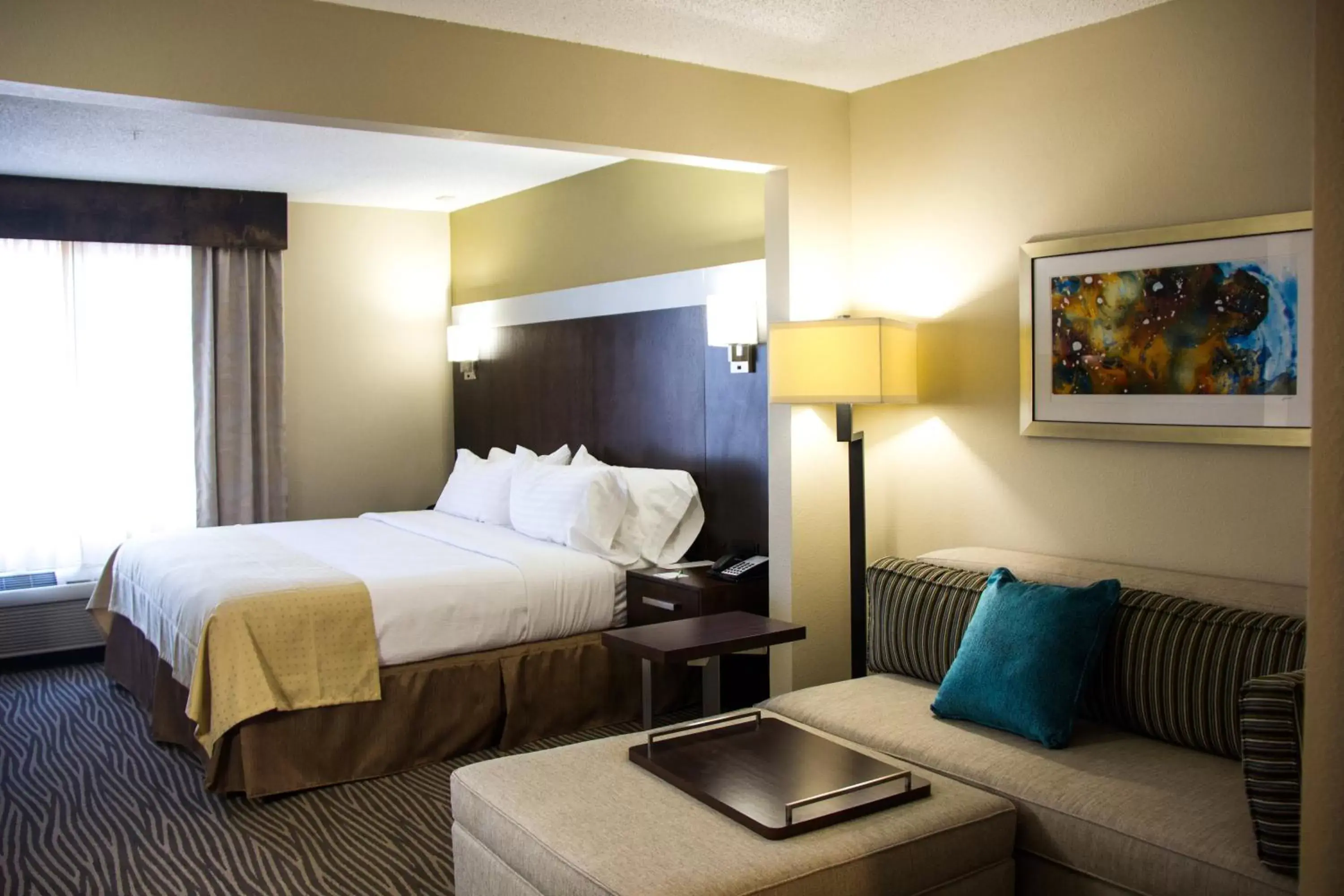 Photo of the whole room, Bed in Holiday Inn El Paso Airport by IHG Photo of the whole room, Bed in Holiday Inn El Paso Airport by IHG