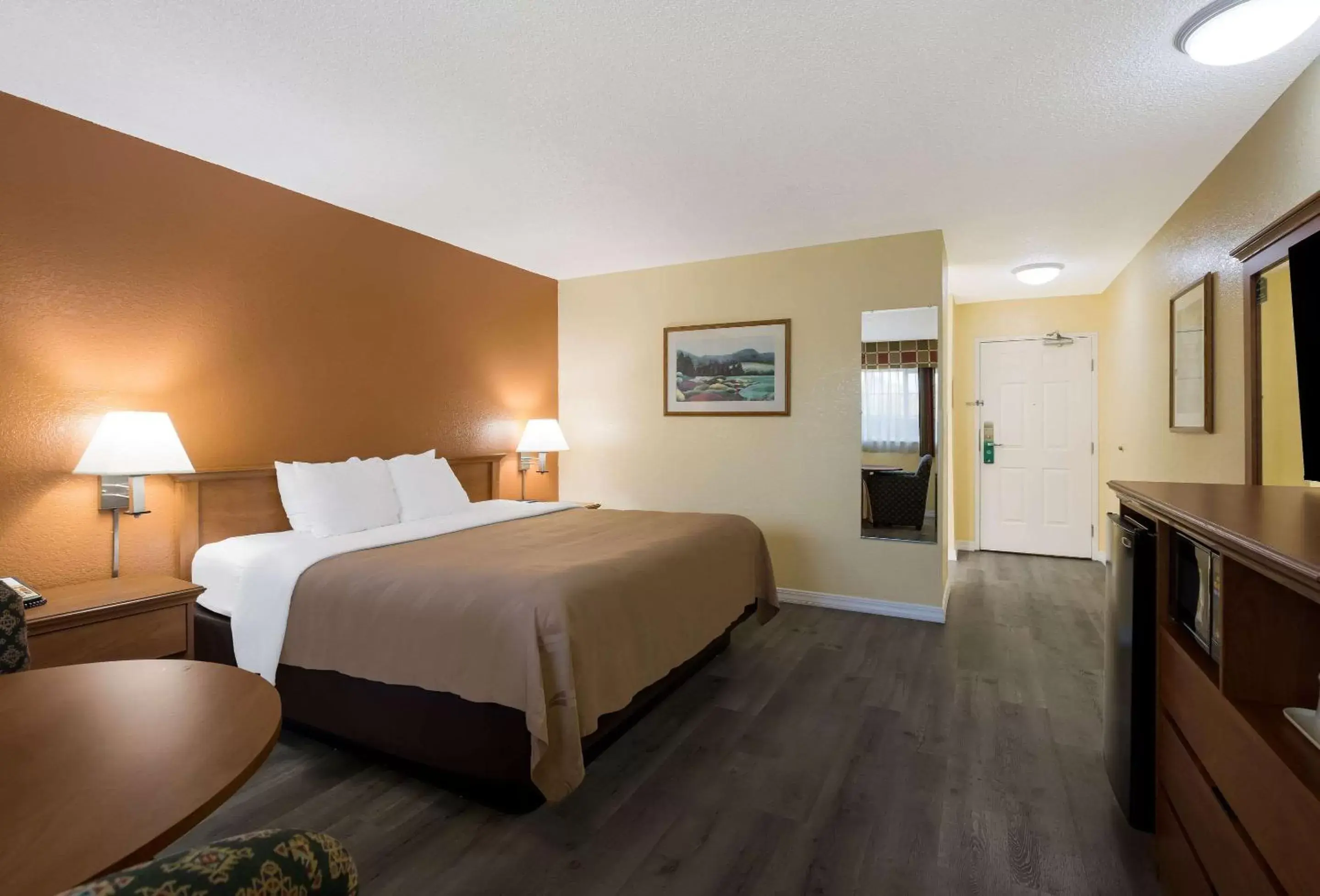 Bedroom, Bed in Quality Inn & Suites Medford Airport