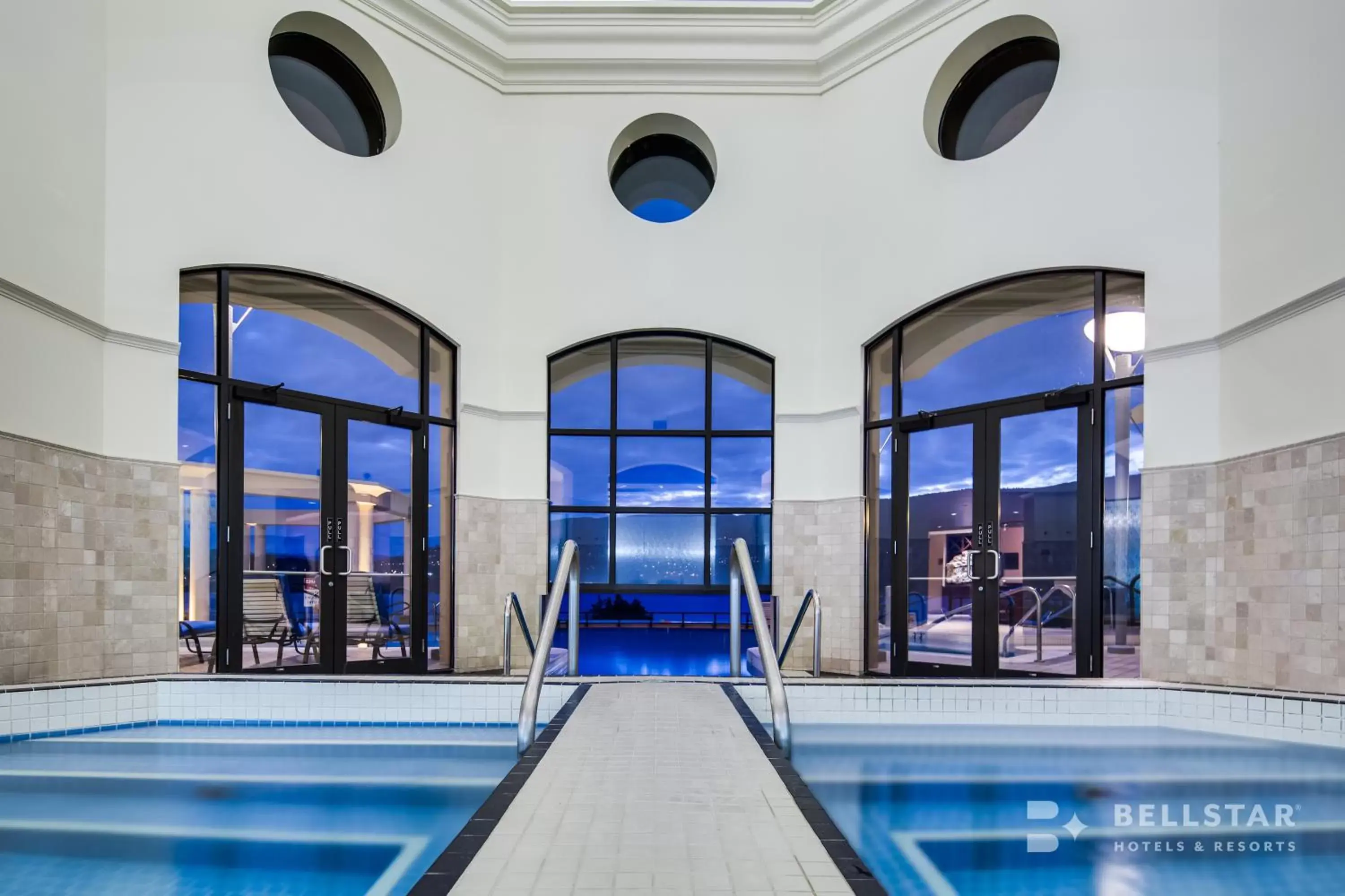 Hot Tub, Swimming Pool in The Royal Kelowna - Bellstar Hotels & Resorts