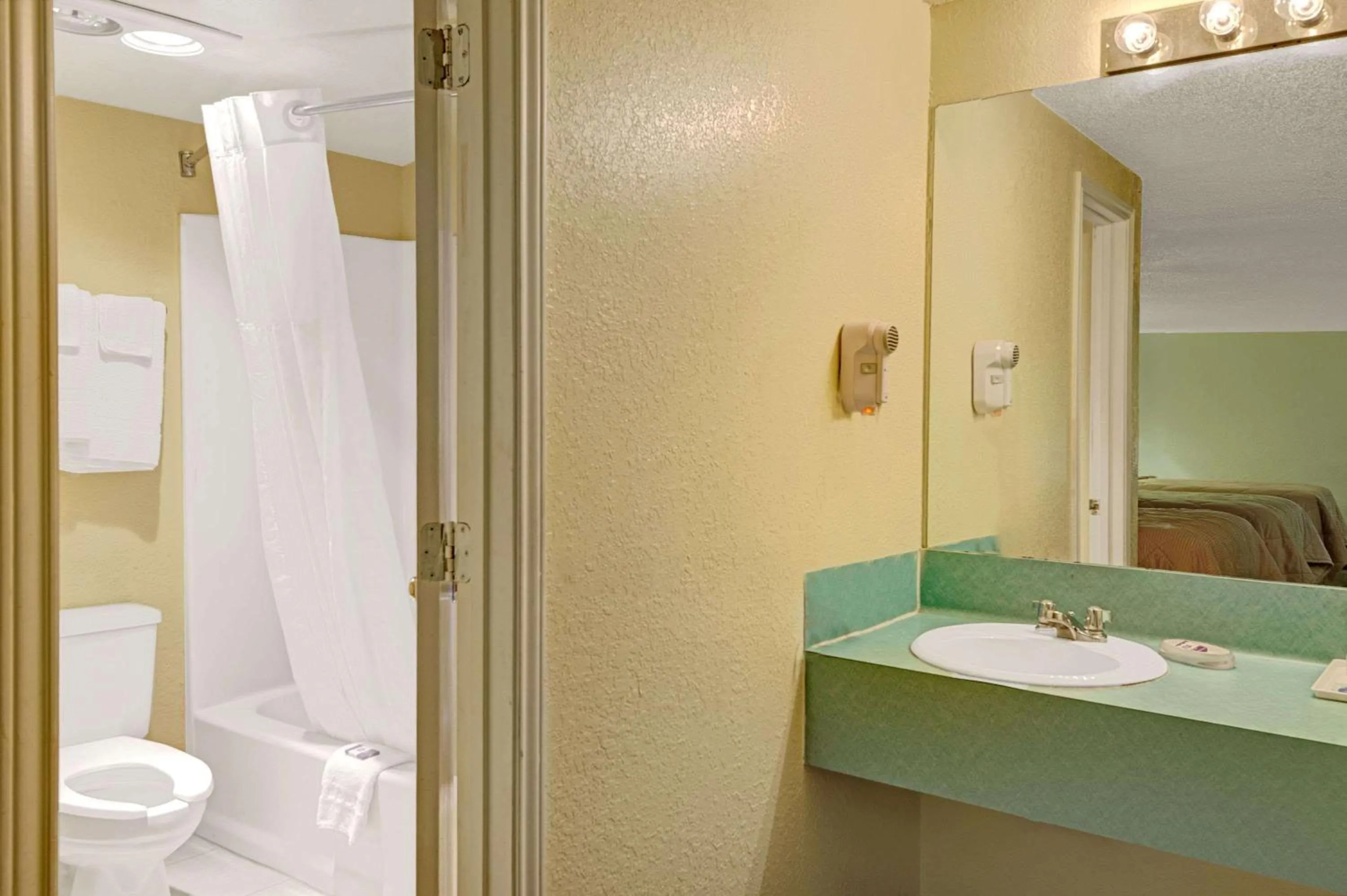 Bathroom in White Rock Inn