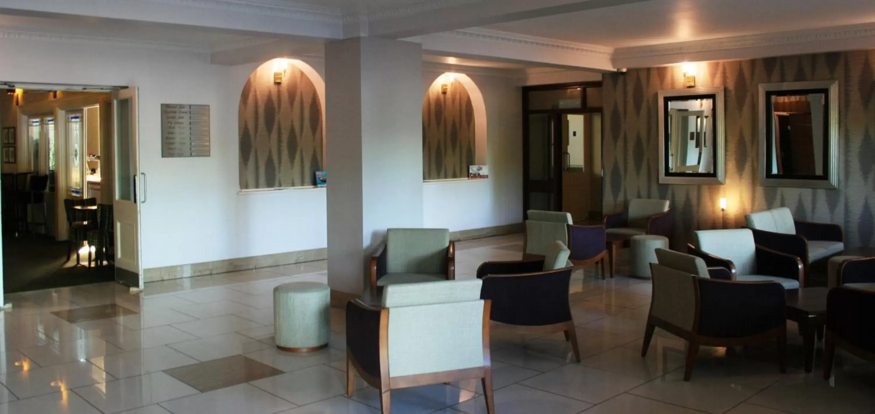 Facade/entrance, Seating Area in Best Western Thurrock Hotel